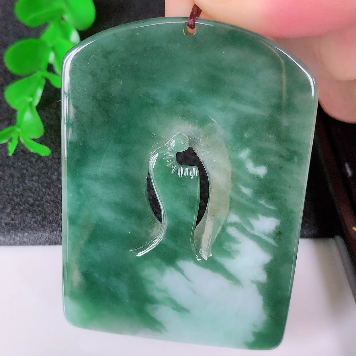 自然光实拍，特色镂空雕飘绿翡翠悟道吊坠，翡翠悟道寓意“祥和，安宁，吉祥，幸福”，佩戴效果优雅迷人，性价比超高！#60.29