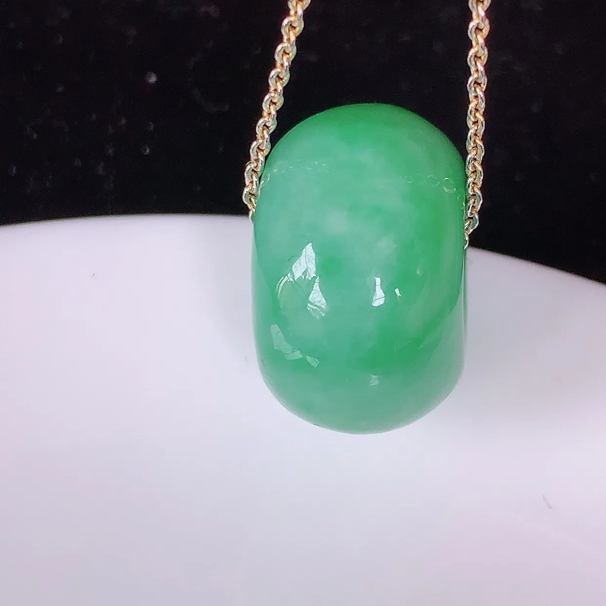 自然光实拍，冰润满绿翡翠路路通吊坠，翠色灵动，种老水足，路路畅通，寓意好，品相佳，佩戴佳品！#05.27