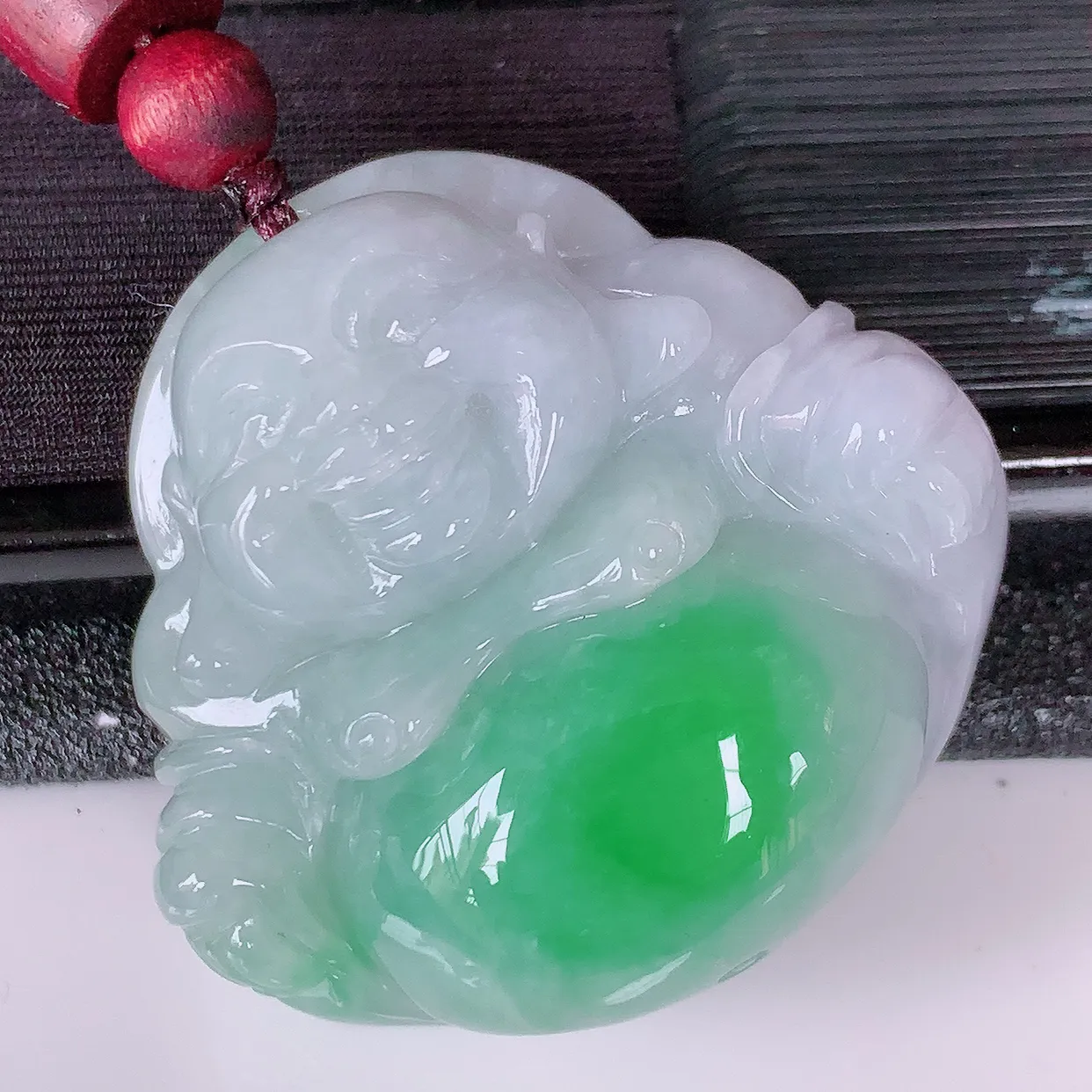 自然光实拍，冰润飘绿佛公吊坠，翡翠开心笑佛，种老水足，颜色漂亮，立体饱满圆润，佩戴效果赞#46.29