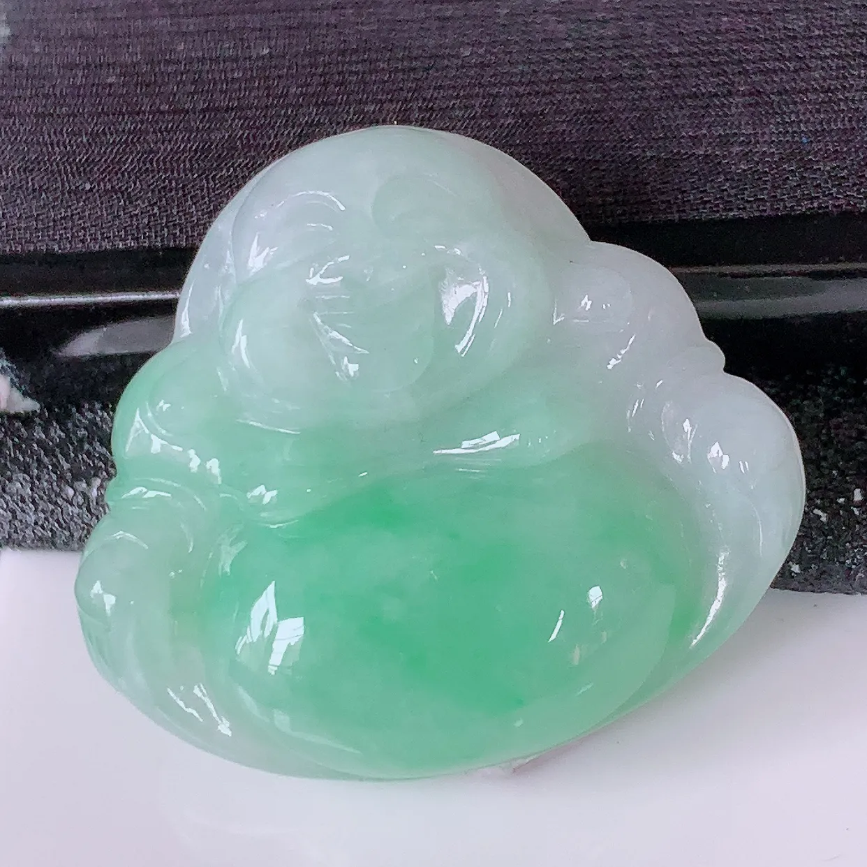自然光实拍，冰润飘绿佛公吊坠，翡翠开心笑佛，种老水足，颜色漂亮，立体饱满圆润，佩戴效果赞#57.29