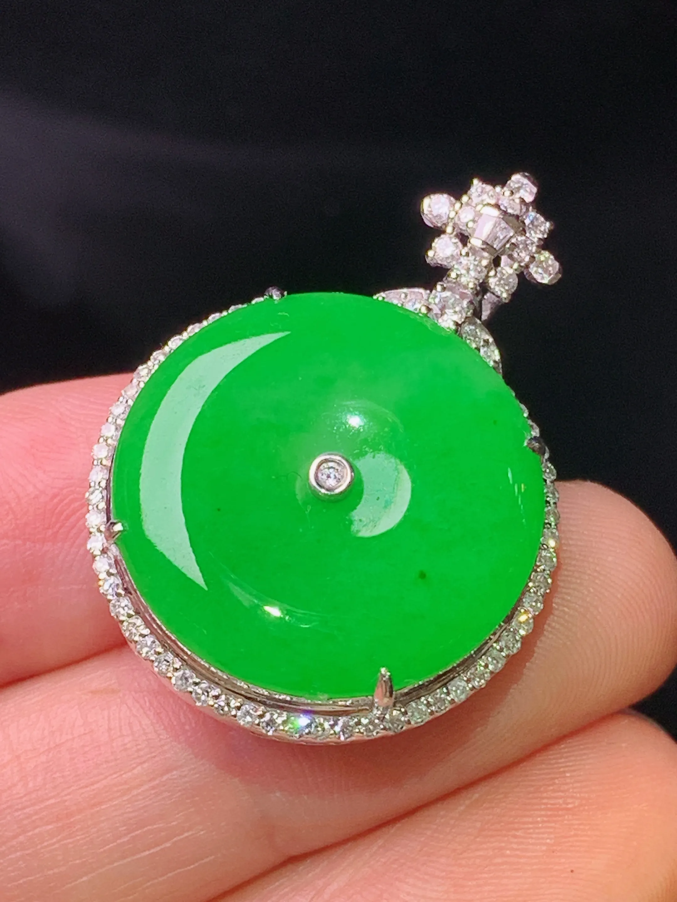 18k金钻镶嵌满绿平安扣吊坠 玉质细腻 色泽清新艳丽 整体尺寸31*22.6*10