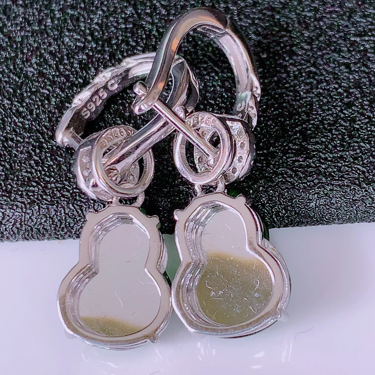 冰透满绿翡翠925银镶嵌葫芦耳坠，自然光实拍，翠色灵动，颜色漂亮，种老水足，品相佳，佩戴佳品！#97.29整体28.5*9.5*5.2裸石12*9.5