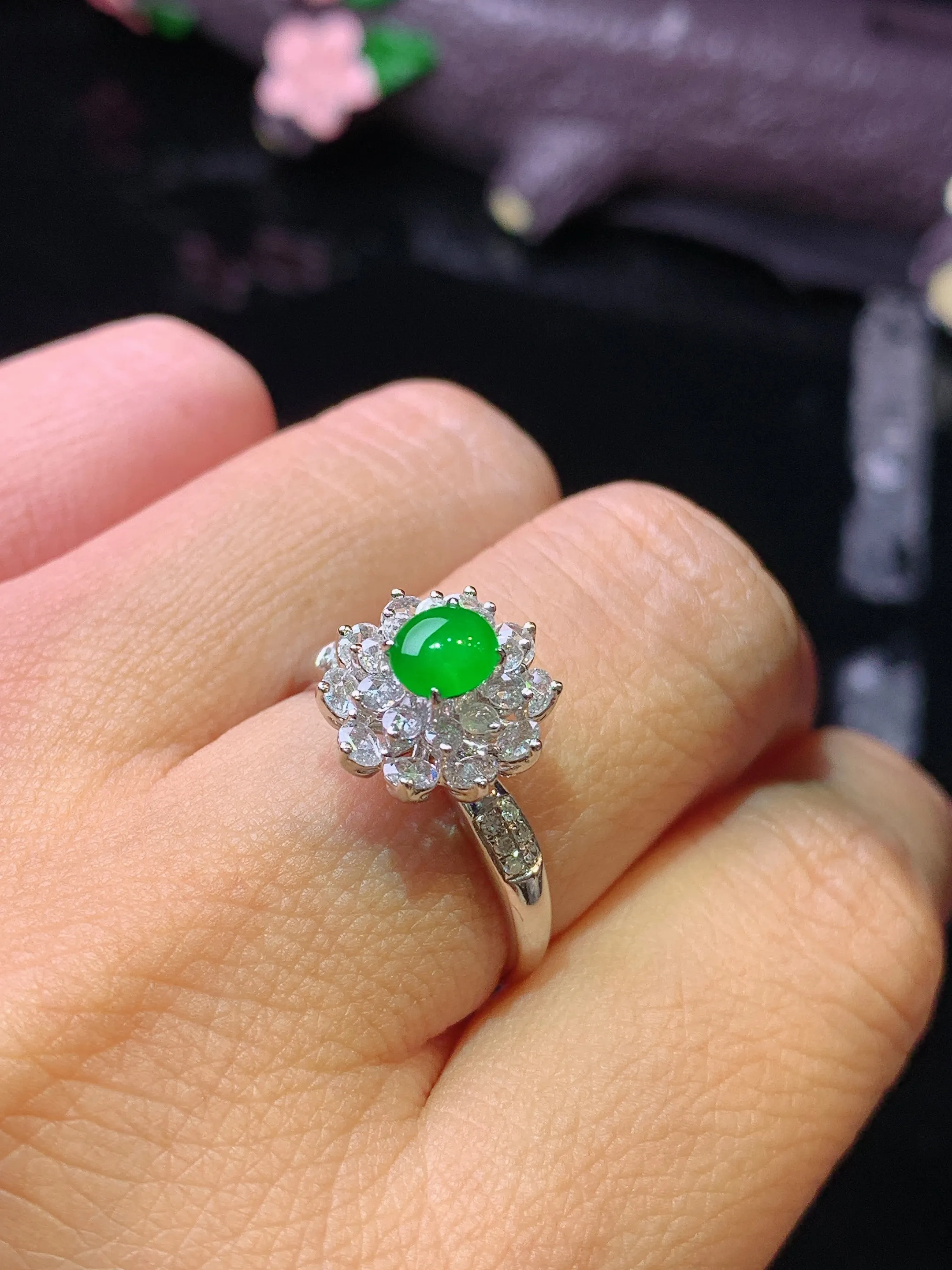18k金钻镶嵌满绿蛋面戒指 玉质细腻 色泽清新艳丽  圈14 整体尺寸11.8*10