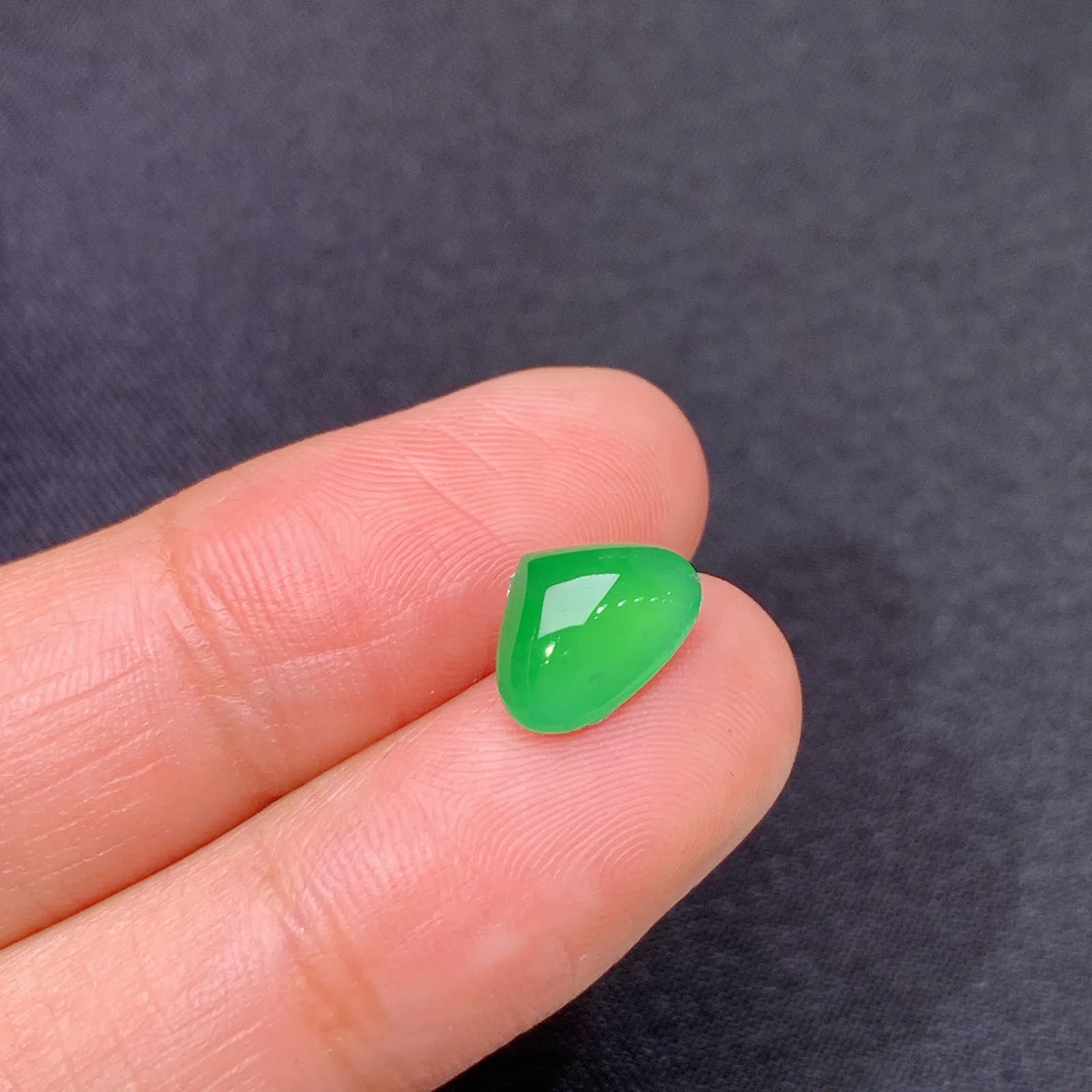 阳绿水滴，镶嵌佳品，冰润色阳，种水足 尺寸9.3*7*3.3