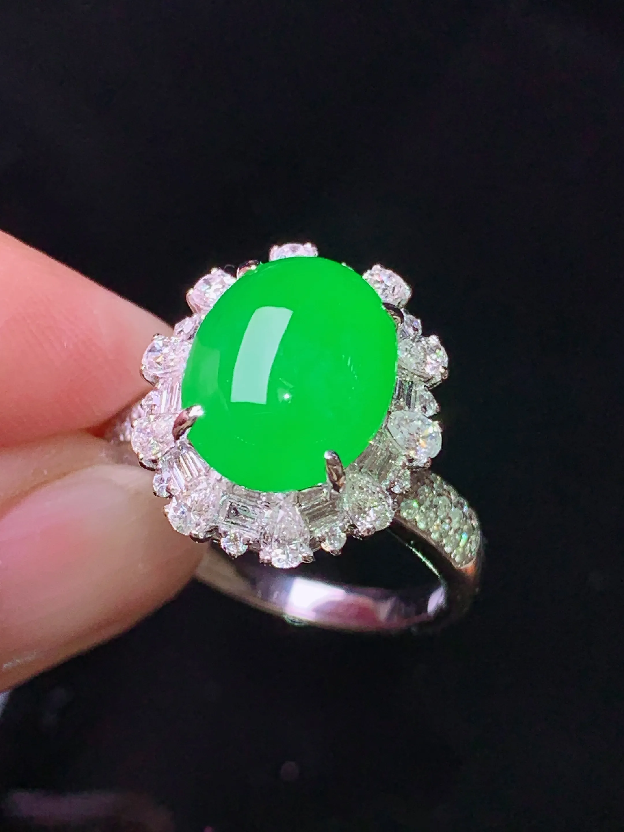 18k金钻镶嵌满绿蛋面戒指 玉质细腻 色泽清新艳丽  圈口15 整体尺寸16*14.2*11.5