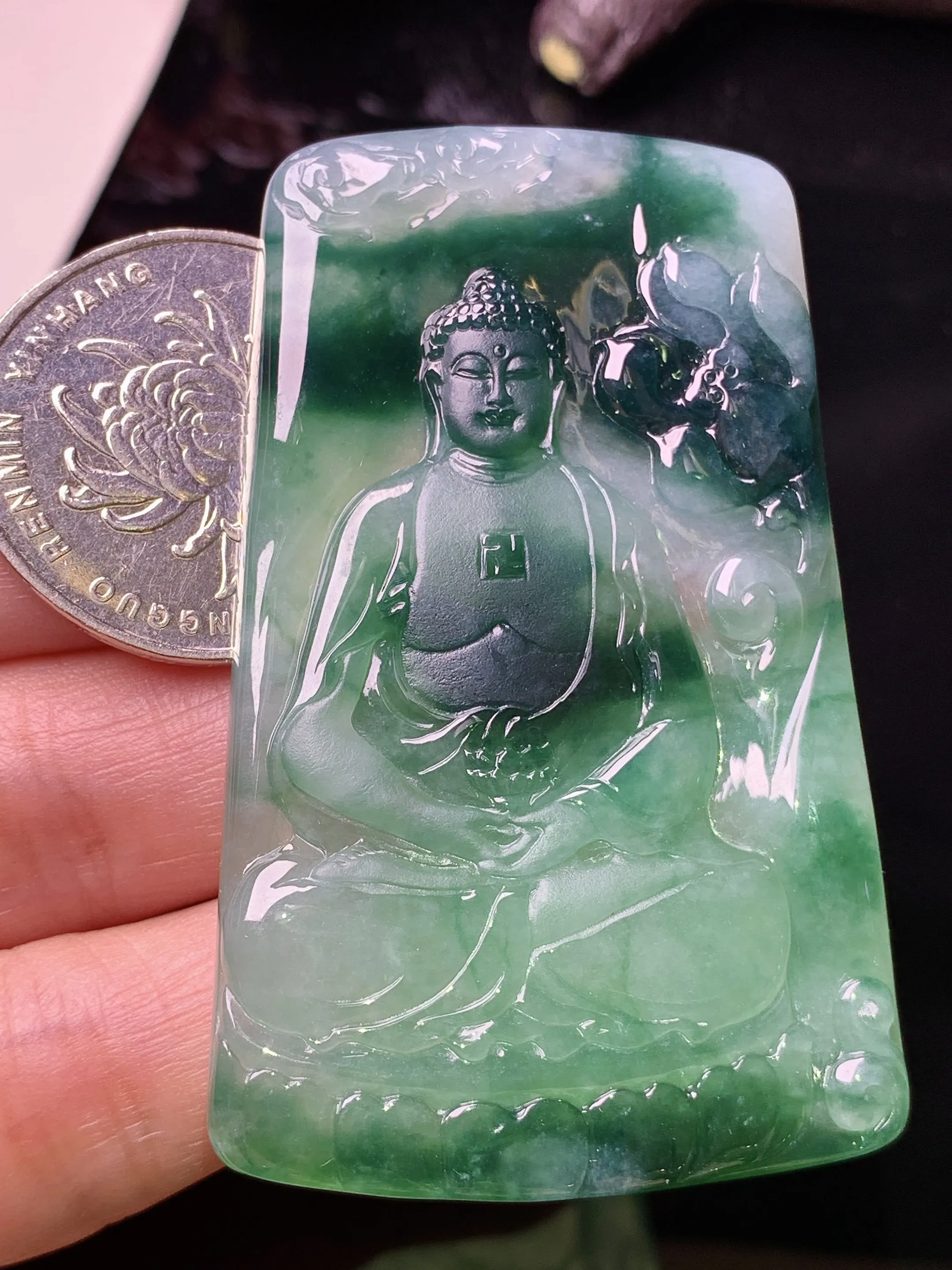 飘绿大日如来佛祖吊坠 玉质细腻 色泽清新艳丽  整体尺寸59.8*30.5*4.8