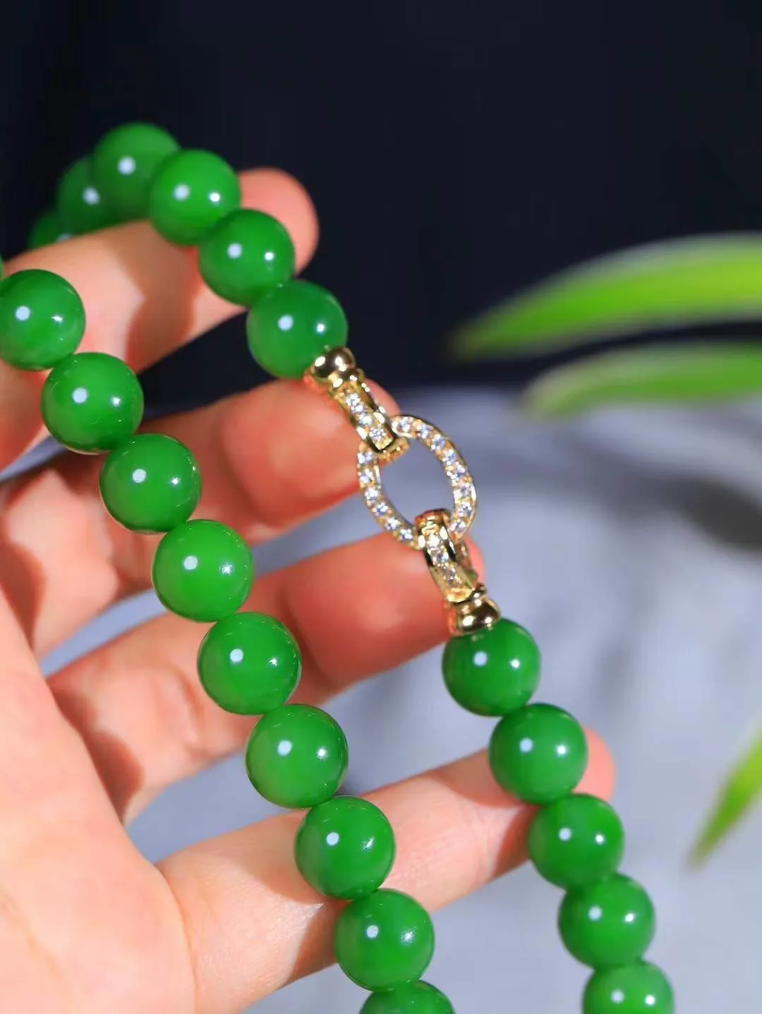 【珠圆玉润.项链】

收藏级臻品️和田玉碧玉珠圆玉润项链 玉质温润细腻  整串打磨圆润，佩戴舒适。珠珠落玉盘，间关莺语花底滑，一生美好时光，无论身在何处，都有它相伴相守。事事顺遂，幸福美满，吉祥如意。重106.7克 尺寸取一11.9mm  79125278A