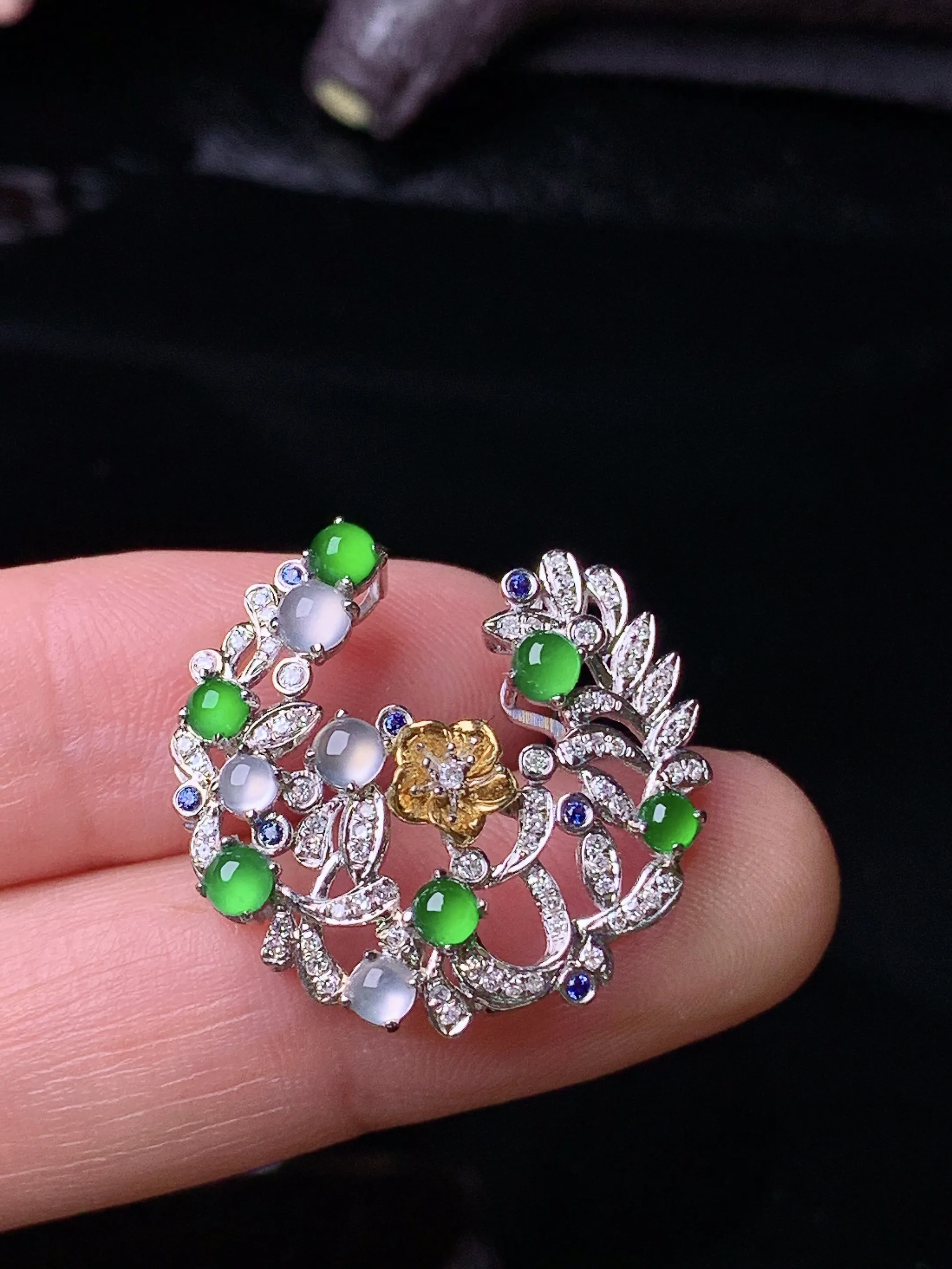 18k金钻镶嵌冰种满绿蛋面组合圣诞款吊坠 玉质细腻 色泽清新艳丽 整体尺寸21.8*23*7