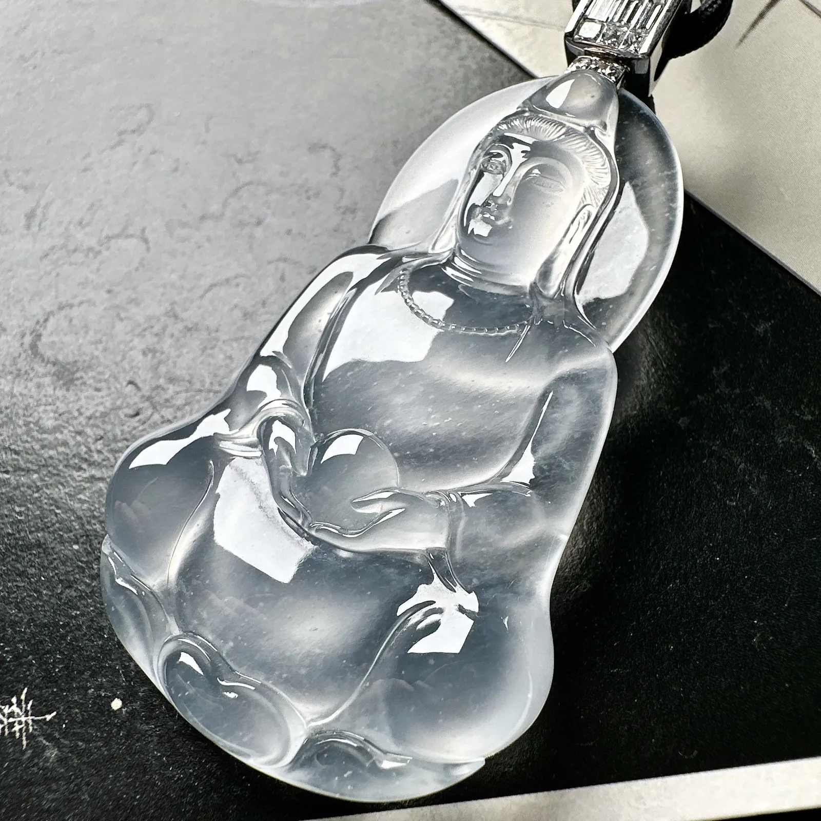 【玻璃种素衣观音】莲花观音精品件，质地细腻，通透度上佳，冰感十足，适合佩戴，收藏品质，18k金钻镶嵌，裸石尺寸53.4*33.4*7.9毫米