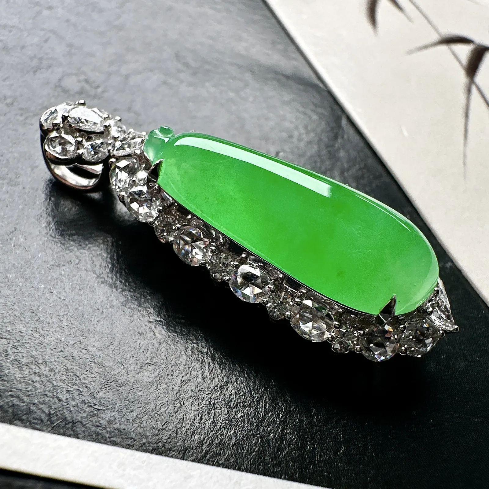 【冰种满绿福瓜】质地冰润细腻，种老起光，收藏品质，18K金钻镶嵌，裸石尺寸24.7*9.9*5.5毫米