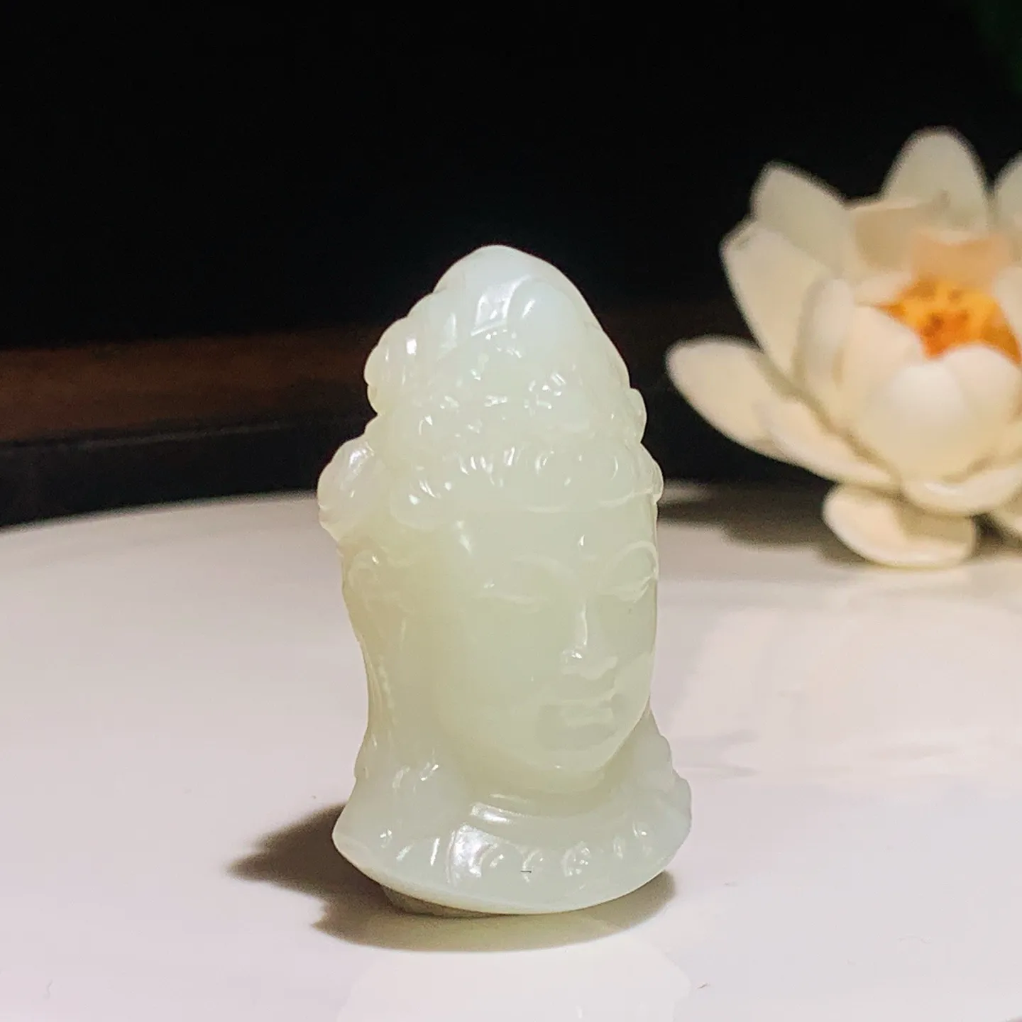 新疆和田玉观音头挂件。尺寸43/26/17重25.8克。玉质细腻油润。手推出油。佩戴高端典雅。lt251201