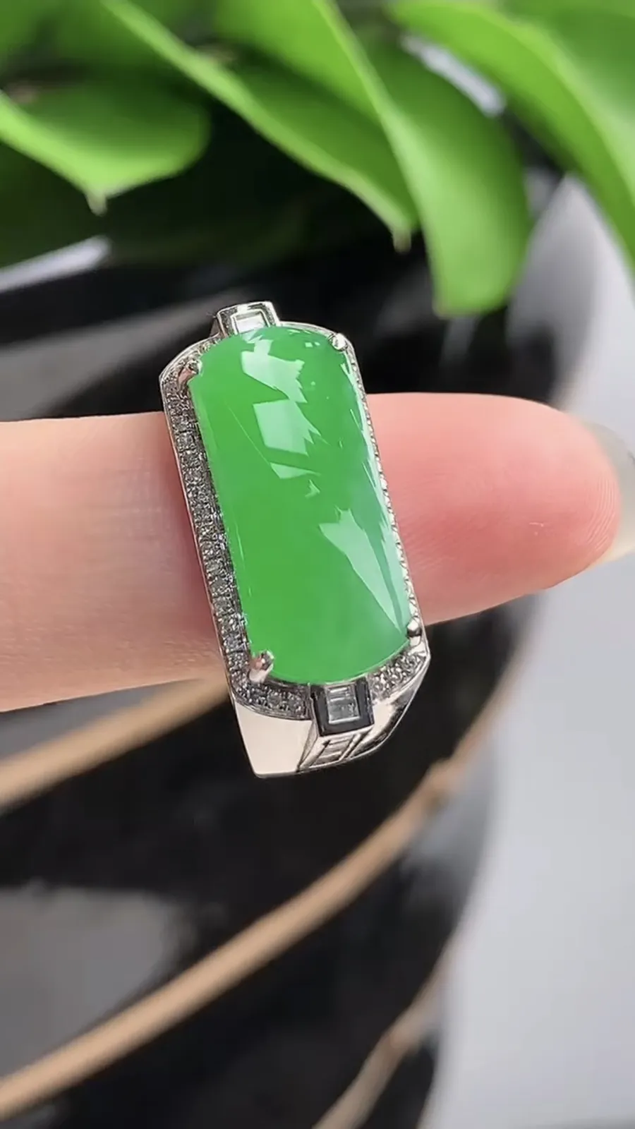 a货翡翠老坑冰种18K金伴钻镶嵌阳绿马鞍戒指 圈口20裸石尺寸17.7×7.3mm 重量6.50g 1201