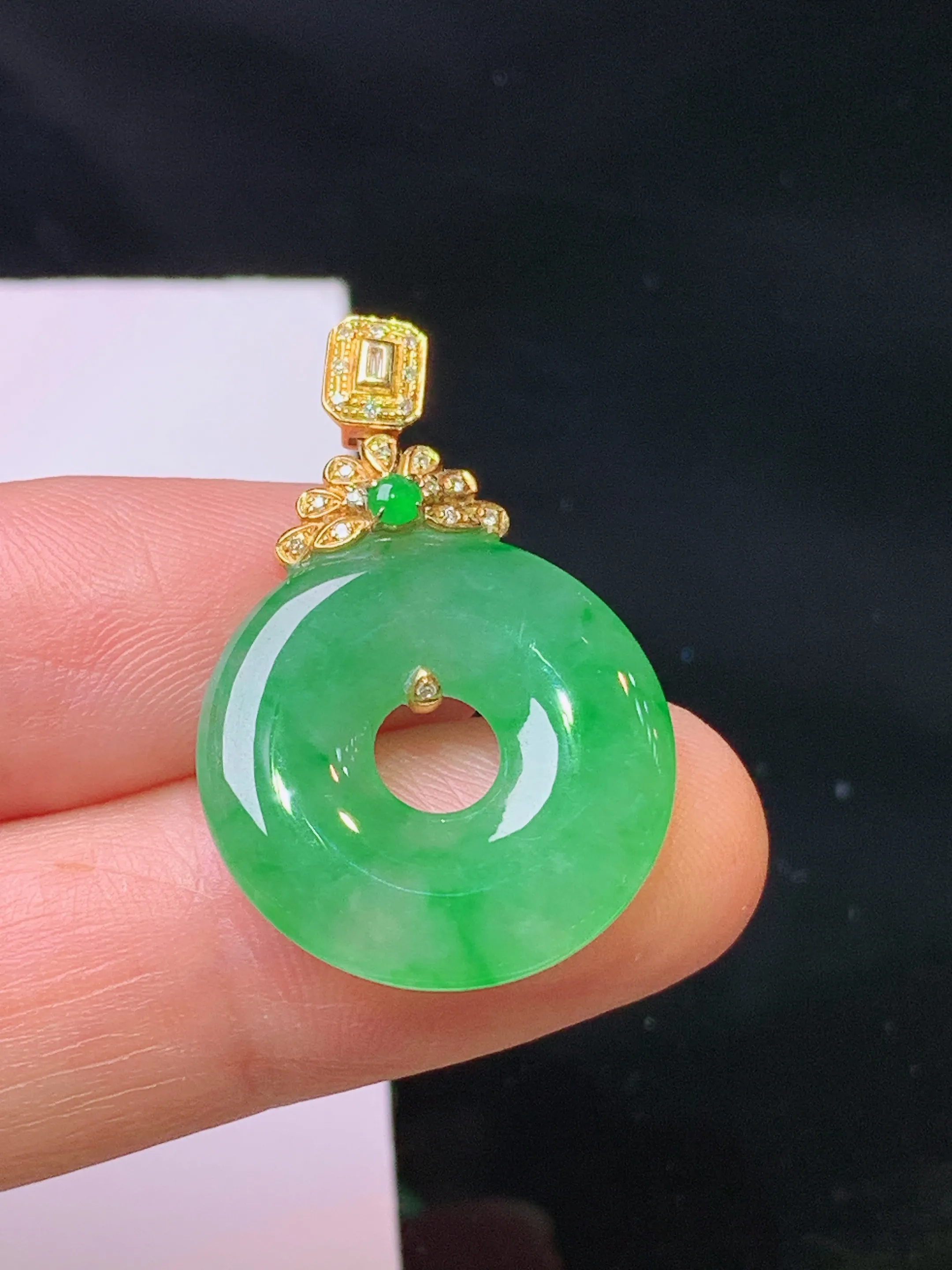 18k金钻镶嵌翠绿平安环吊坠 玉质细腻 色泽清新艳丽 整体尺寸29.3*19.6*3.5