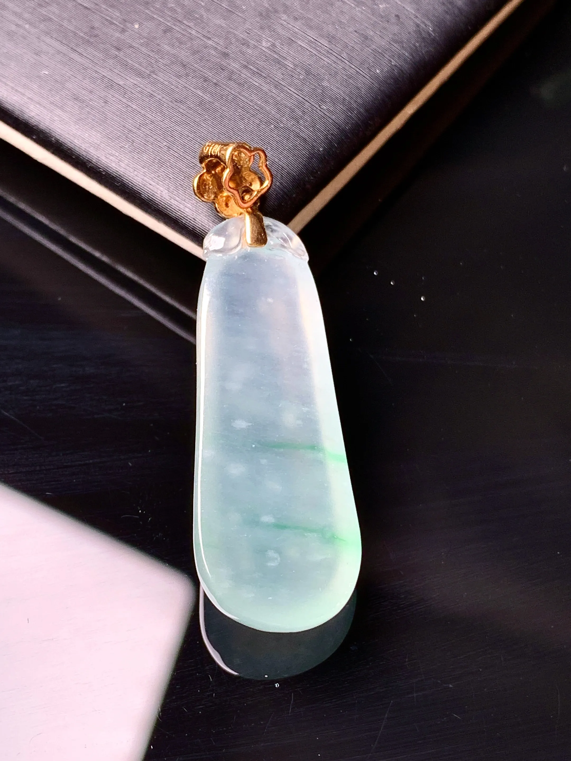 18k金钻镶嵌冰种福瓜吊坠 玉质细腻 色泽清新艳丽 整体尺寸37*12*6