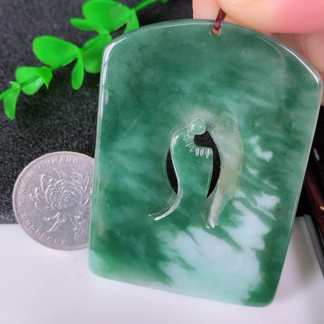 自然光实拍，特色镂空雕飘绿翡翠悟道吊坠，翡翠悟道寓意“祥和，安宁，吉祥，幸福”，佩戴效果优雅迷人，性价比超高！#60.29