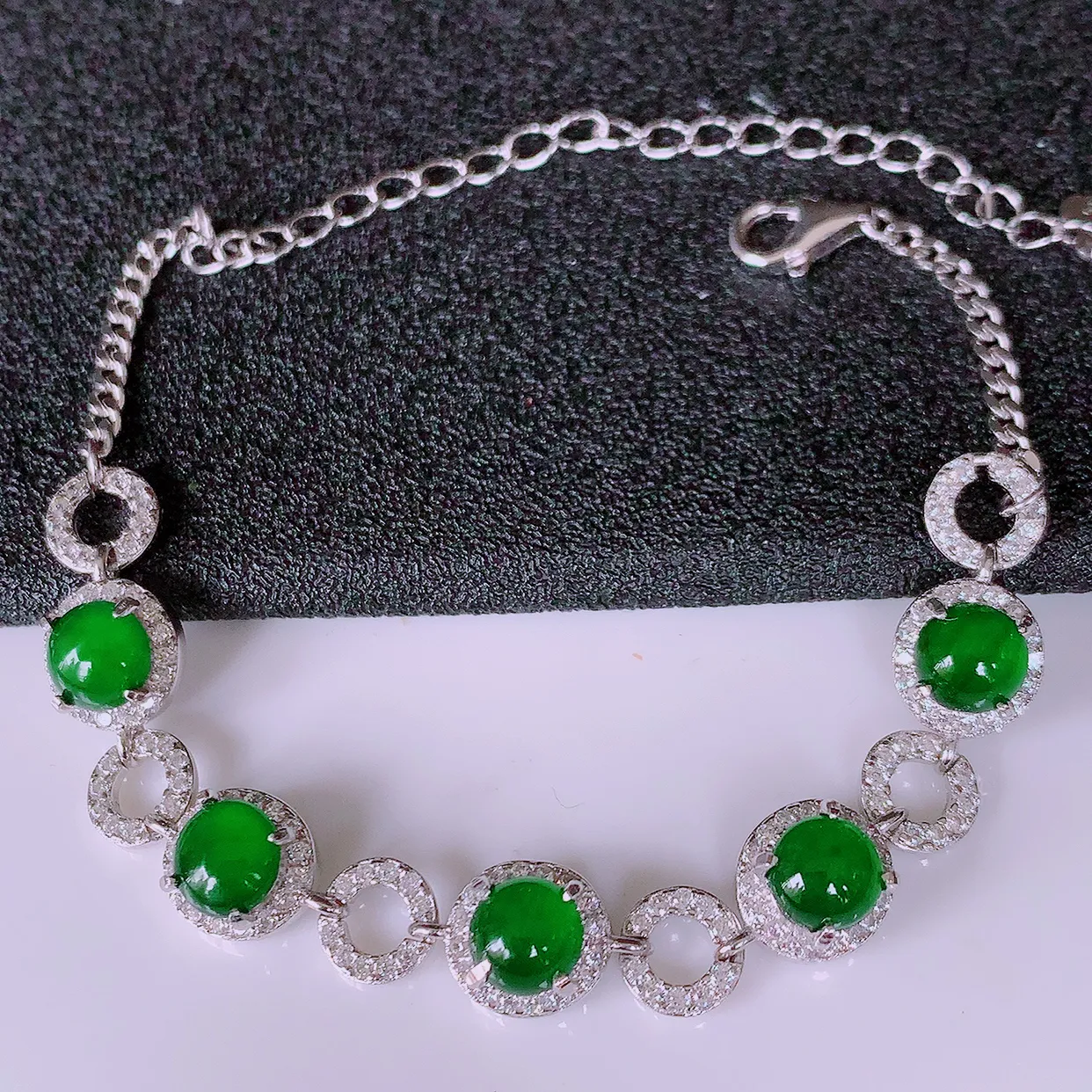 冰透满绿翡翠925银镶嵌手链，自然光实拍，翠色灵动，颜色漂亮，种老水足，品相佳，佩戴佳品！#97.29取一整体8-7.5-5裸石5.2*5.2