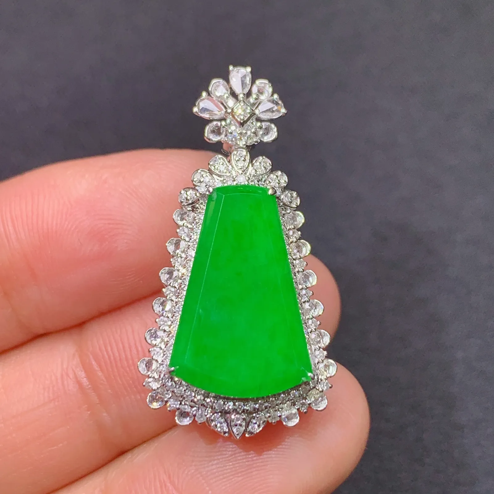 阳绿无事牌吊坠，18k金镶嵌，色泽鲜阳，种老水足 尺寸31*16.3*9.8