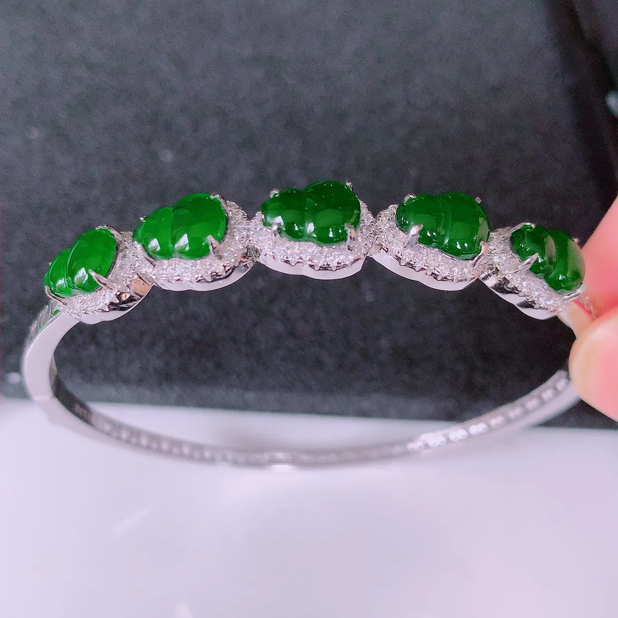 57-58圈口，冰透满绿翡翠925银镶嵌手镯，自然光实拍，翠色灵动，颜色漂亮，种老水足，品相佳，佩戴佳品！#97.29整体57.5-51-8.2*5.6取一葫芦裸石8*6