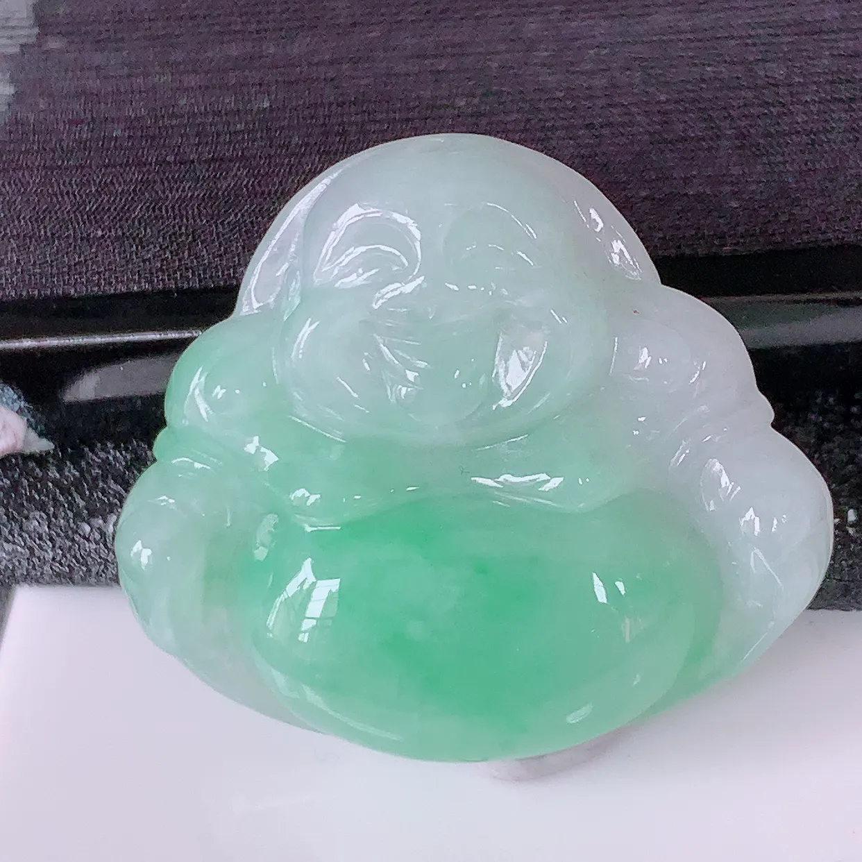 自然光实拍，冰润飘绿佛公吊坠，翡翠开心笑佛，种老水足，颜色漂亮，立体饱满圆润，佩戴效果赞#57.29