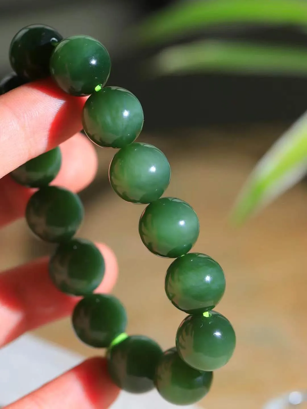 【珠圆玉润.手串】

精品和田玉碧玉猫眼珠圆玉润手串 玉质温润细腻  整串打磨圆润，佩戴舒适。珠珠落玉盘，间关莺语花底滑，一生美好时光，无论身在何处，都有它相伴相守。事事顺遂，幸福美满，吉祥如意。重59.69克   尺寸取一13.3mm   FDL-311210286