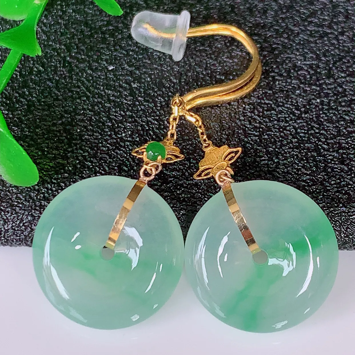 自然光实拍，18K金镶嵌冰种飘绿翡翠平安扣耳坠，玉扣，冰润光泽，寓意平平安安，平安扣佩戴时尚漂亮！#41.29整体34.5裸石13.8*4