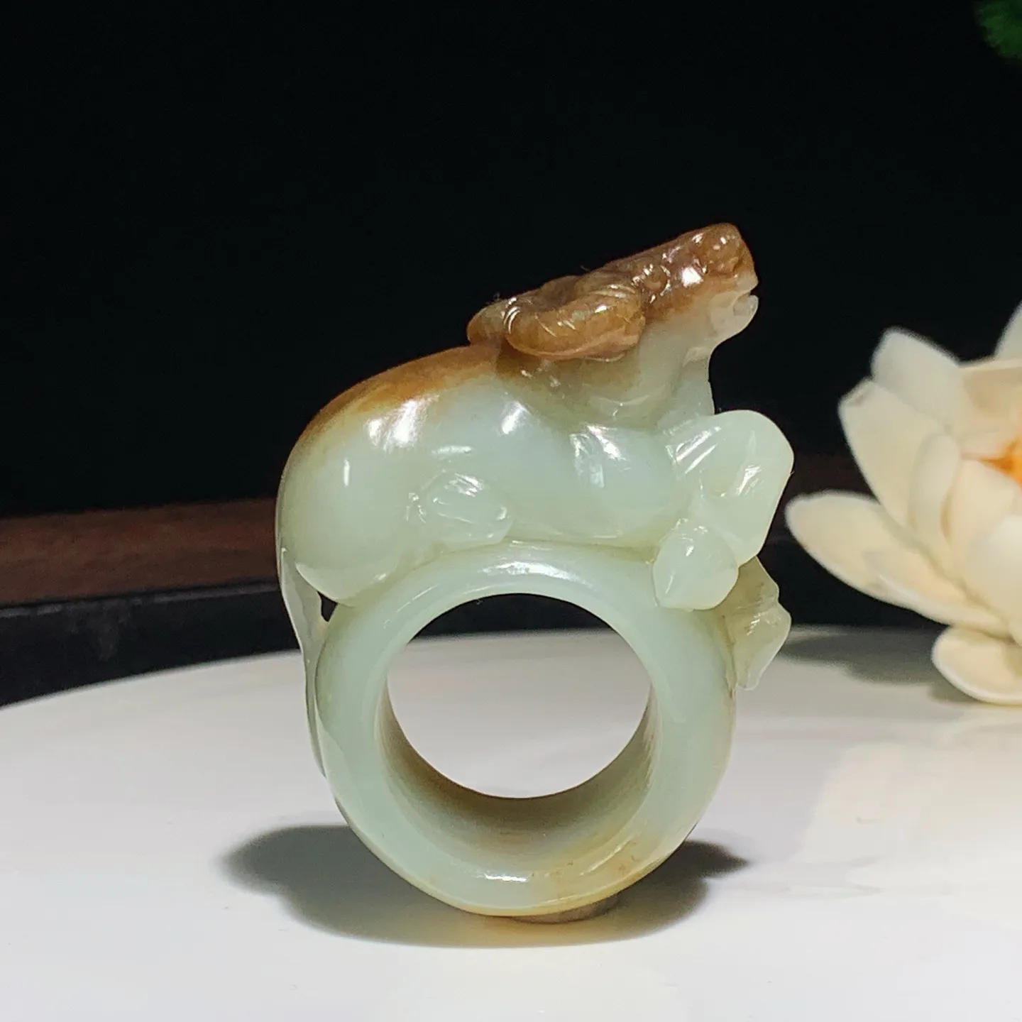 新疆和田玉且末糖扭转乾坤扳指 尺寸59/42/22内径23重50.5克。玉质细腻油润。手推出油。佩戴高端典雅。lt251201