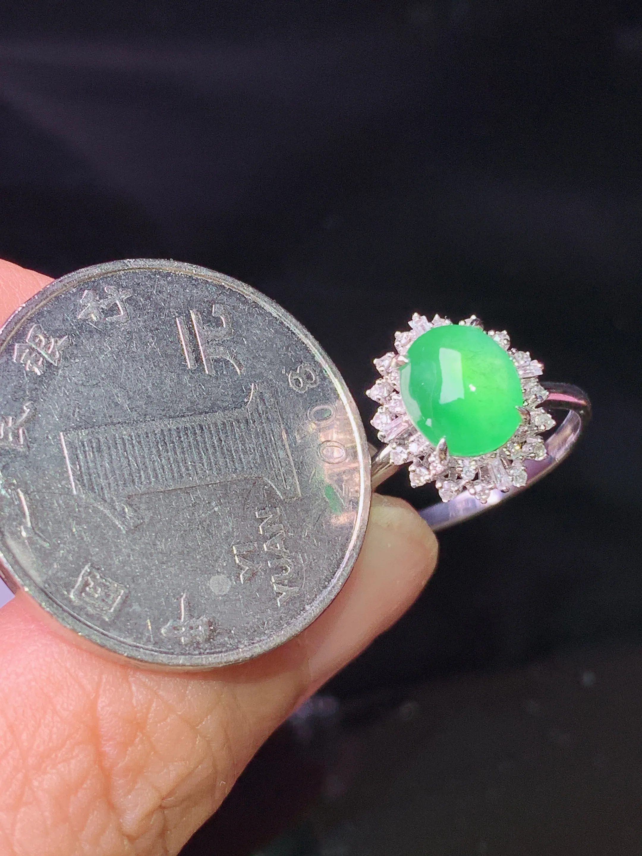 18k金钻镶嵌翠绿蛋面戒指 玉质细腻 色泽清新艳丽 圈口14.5 整体尺寸12.5*10.7*8.3