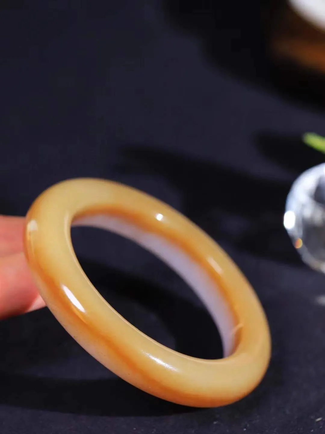 【情有独钟.手镯】

精品和田玉糖白玉手镯 玉质温润细腻 油性十足 手感舒适，高华雅逸，线条流畅，简约大气，美自天成，素雅高贵。佩戴于腕间，婉约之美，举手投足间透出那低调奢华。重64.7克 内径55mm 尺寸12.9-10.2mm   FDA-791142551