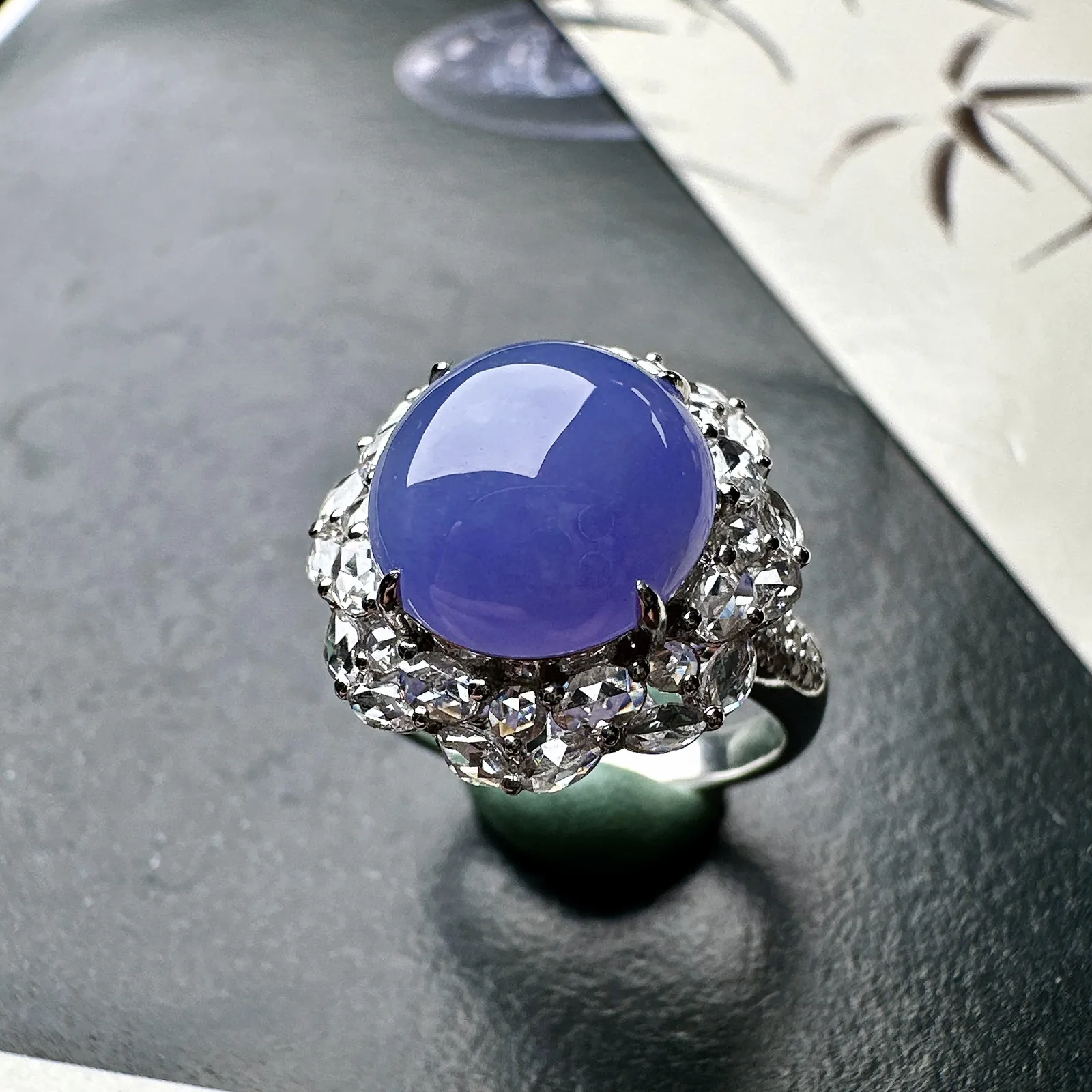 【冰种紫蛋面戒指】饱满度很好，无纹无裂，晶莹剔透，起刚性光泽，可收藏。18k金钻镶嵌，裸石尺寸11.4*10.9*5毫米