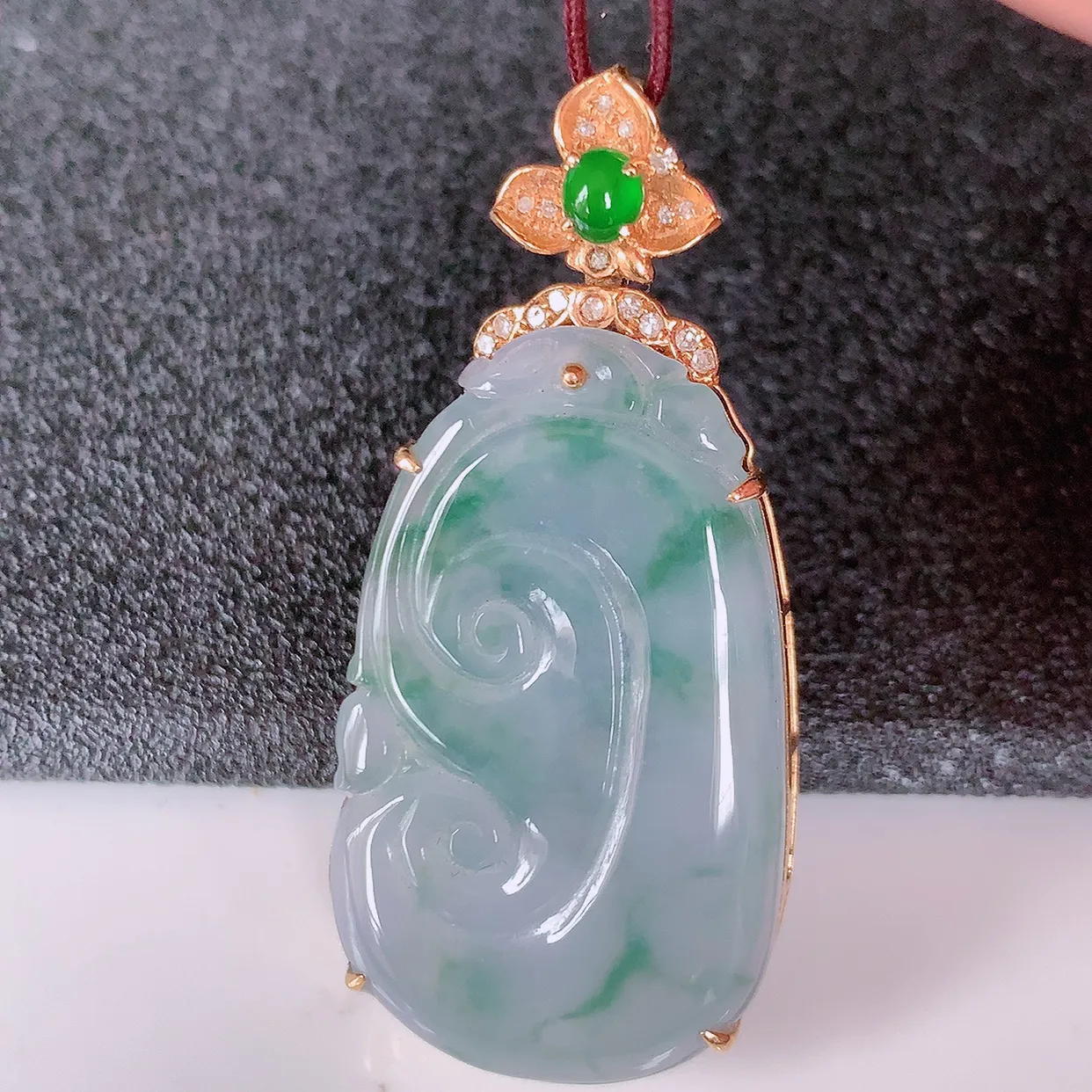 自然光实拍，18k金镶嵌冰种紫罗兰飘花翡翠如意吊坠，寓意顺心如意，事事如意，吉祥如意，细腻饱满，色泽鲜艳，称心如意佩戴优雅时尚！#83.29整体40*18.5*5.2裸石30*18