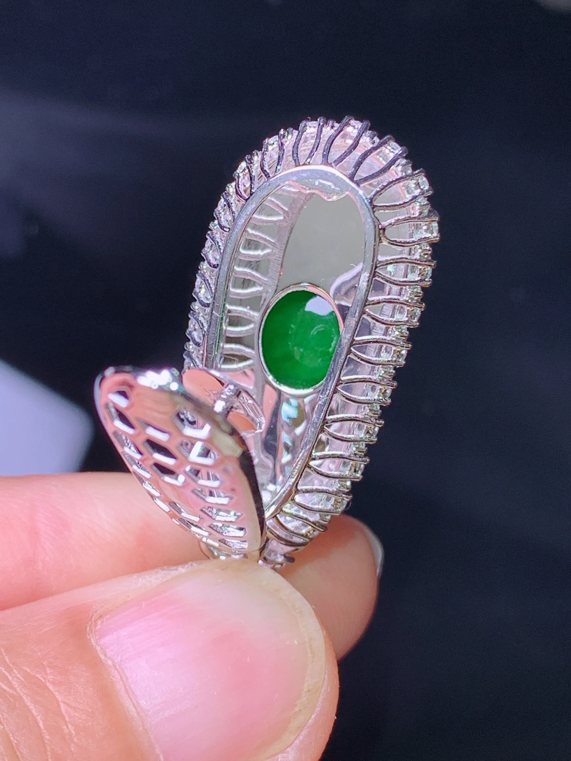 18k金钻镶嵌满绿四季豆吊坠 玉质细腻 色泽清新艳丽 整体尺寸36.5*14.2*11.8