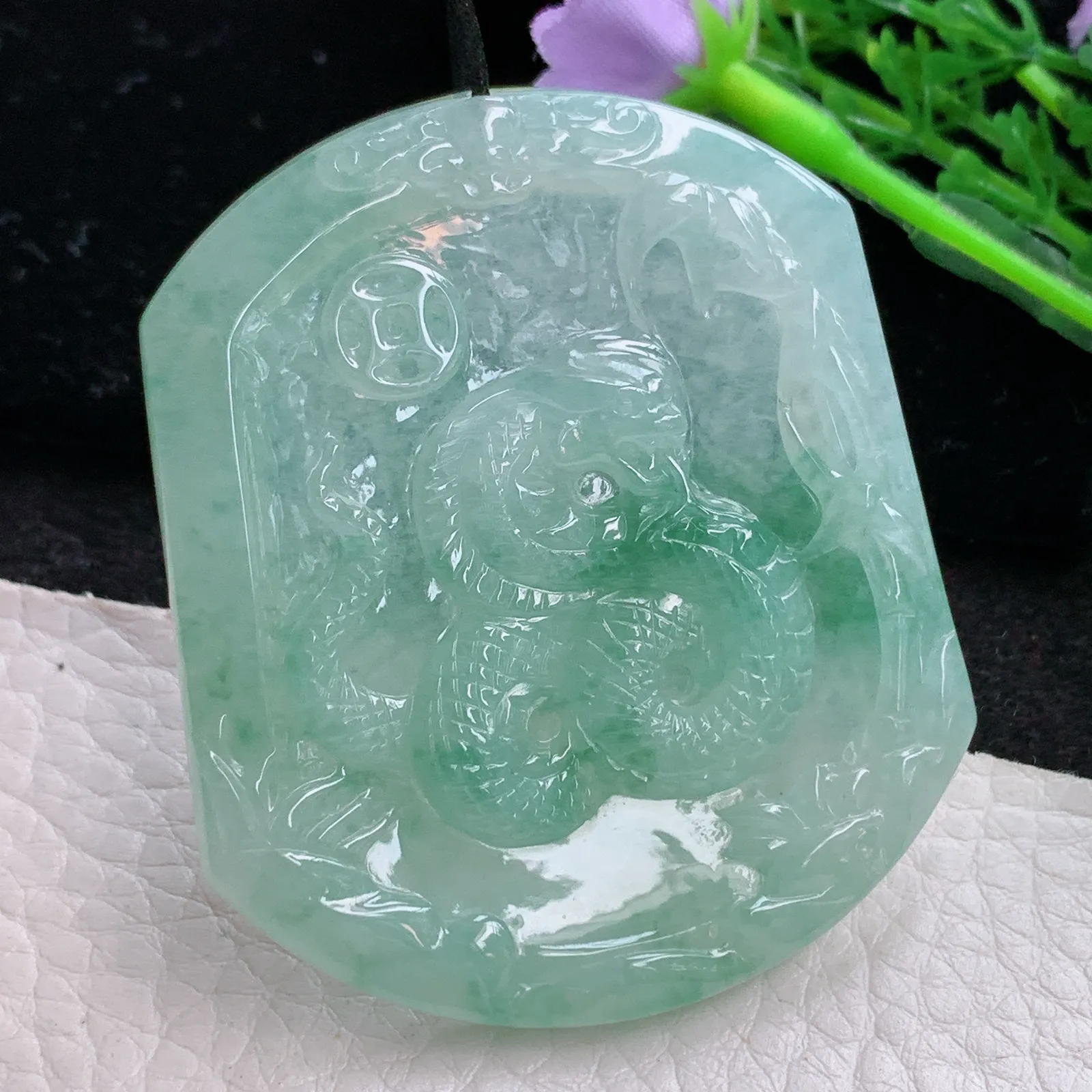 kh自然光54*46*4.5天然缅甸翡翠飘绿花腰缠万贯 年肖蛇玉吊坠 毛衣坠