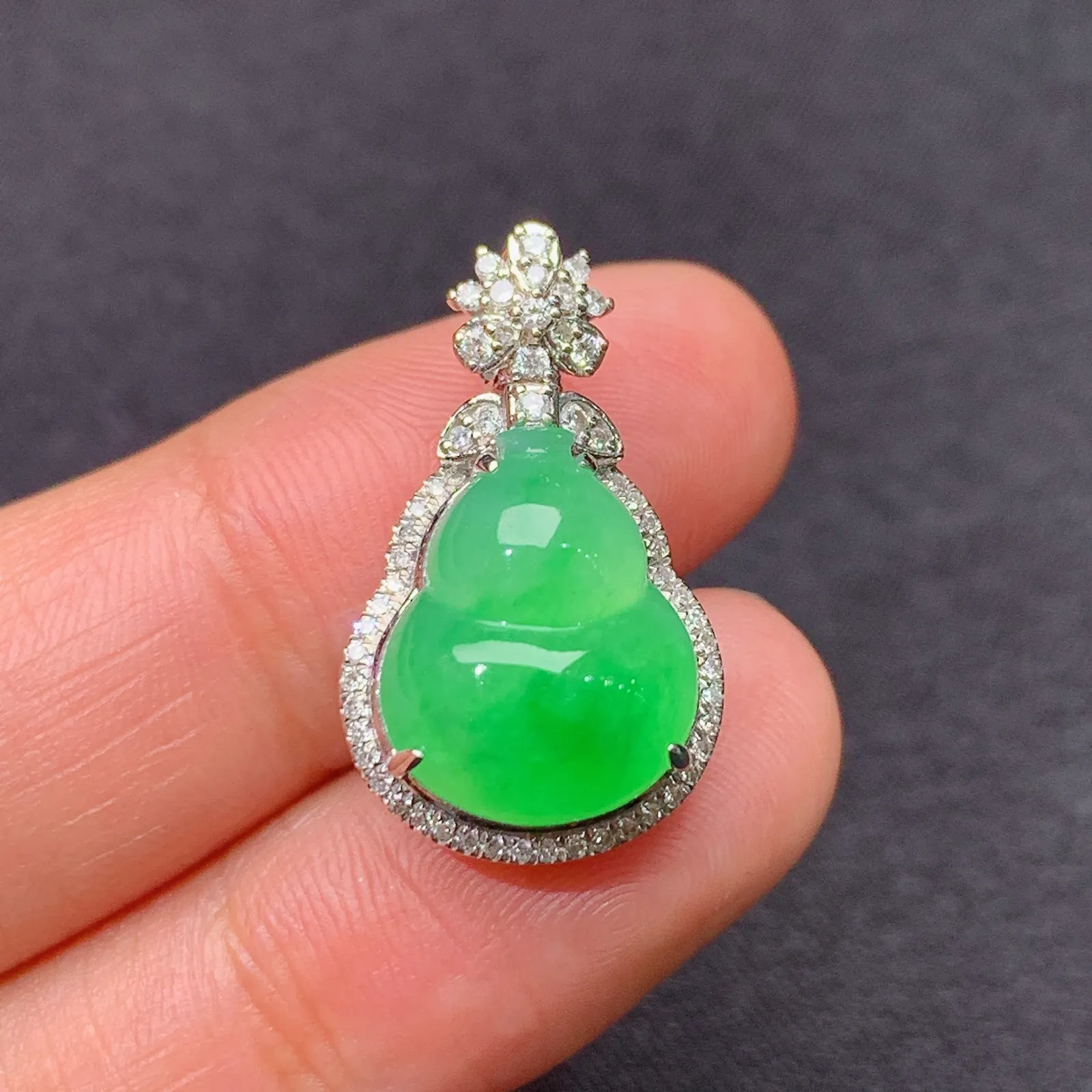 翠绿葫芦吊坠，18k金镶嵌，色泽鲜阳，冰润细腻，种水足，Xj 尺寸22.3*13.3*9.7