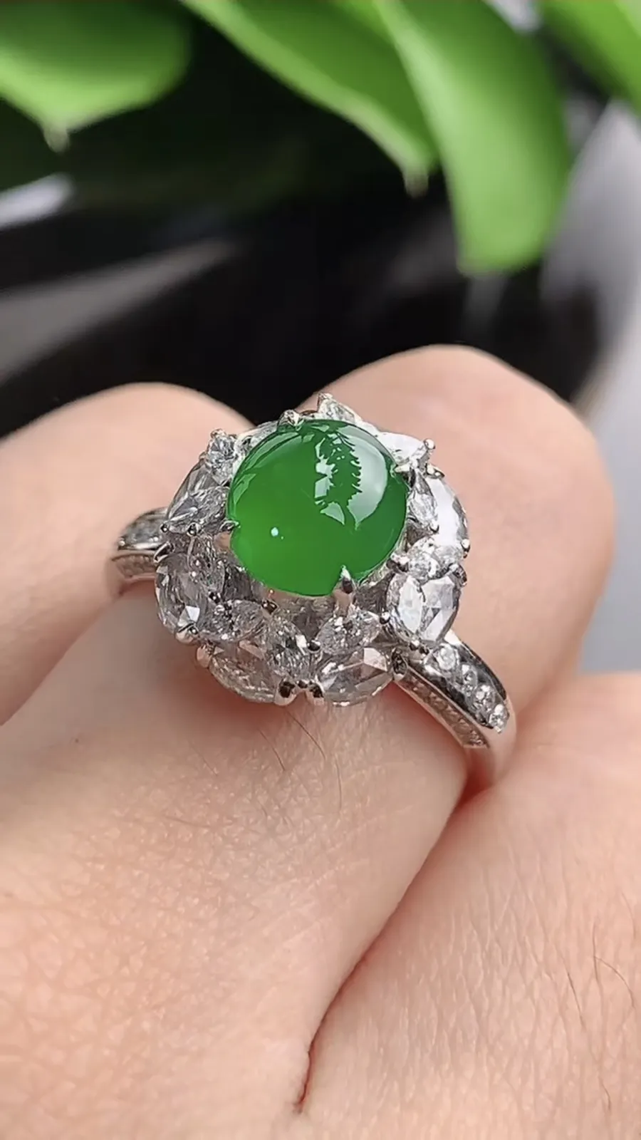 a货翡翠老坑冰种18K金伴钻镶嵌阳绿蛋面戒指 圈口17.5裸石尺寸7.2×6.6mm 重量5.50g 1201