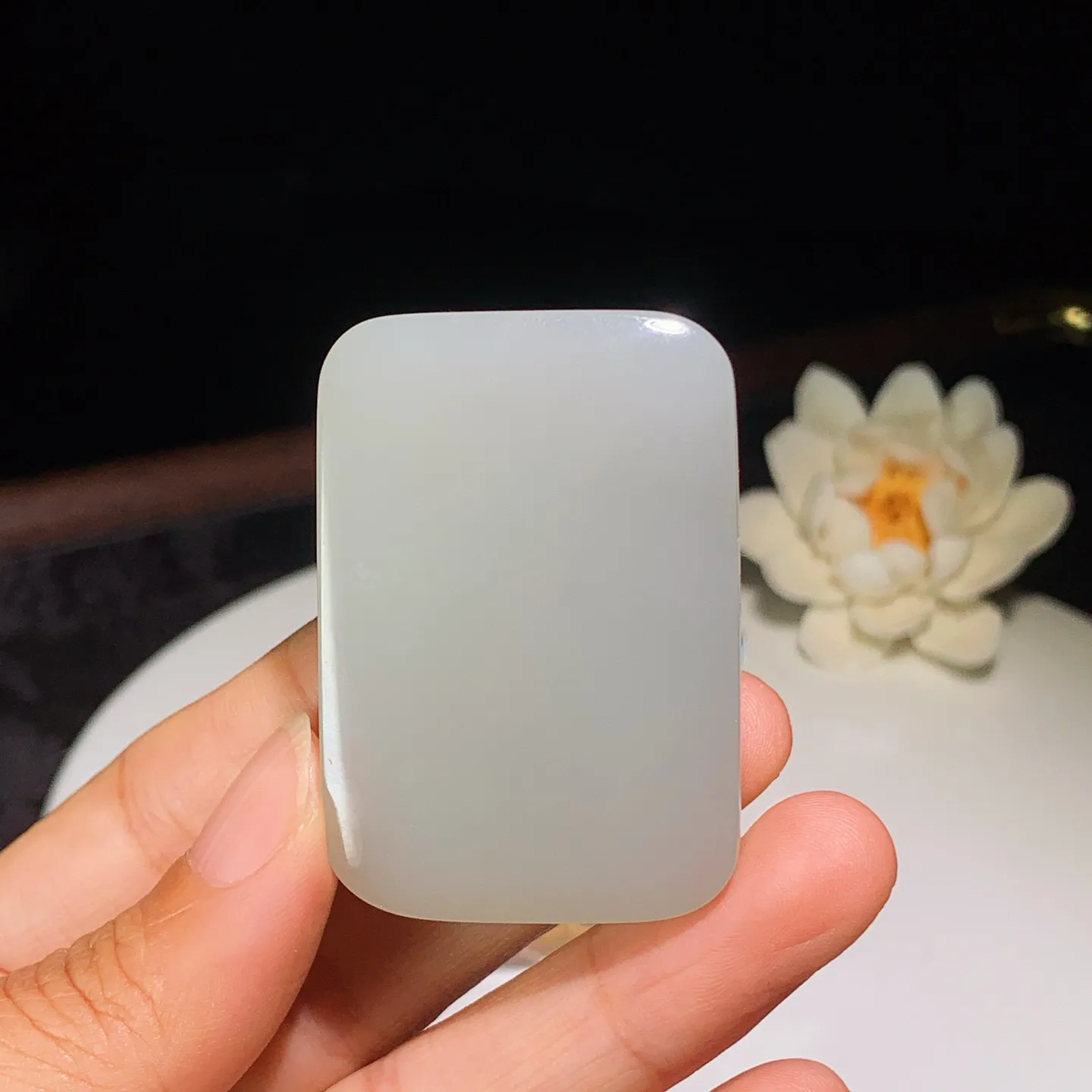 和田玉紫罗兰平安无事牌挂件。尺寸51/35/13重57克。玉质细腻油润。手推出油。佩戴高端典雅。lt251201