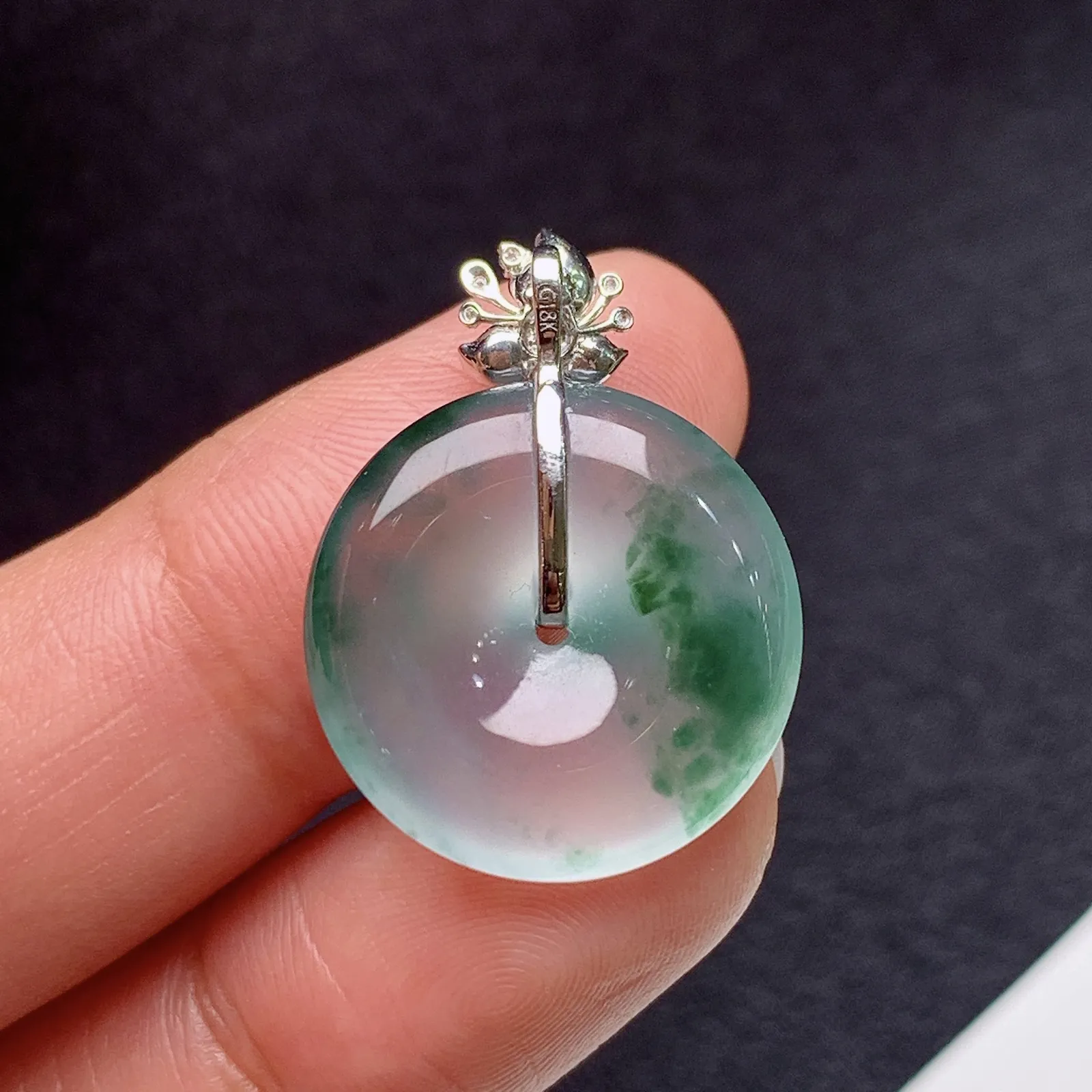 冰飘花平安扣吊坠，18k金镶嵌，冰冰润润，玉质细腻，种水足 尺寸24*17.9*4.1