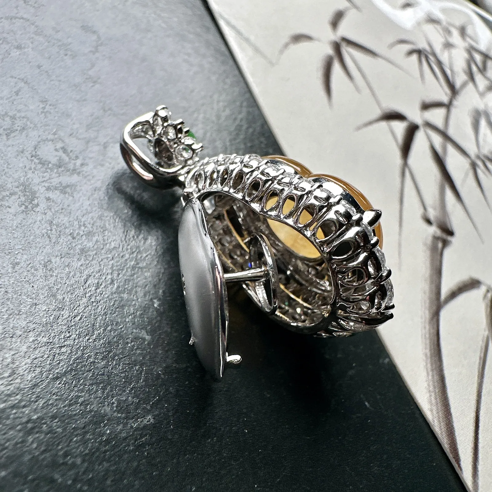 【冰种黄翡葫芦吊坠】质地细腻，冰感十足，晶莹透亮，18K金钻镶嵌，裸石尺寸17.4*14.5*5.5毫米