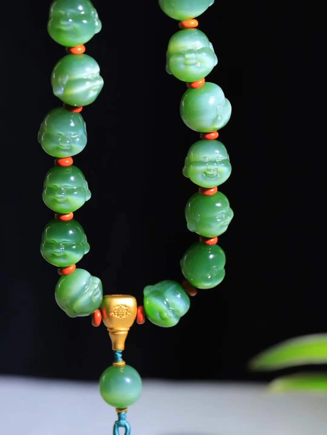 （弥勒笑佛.手持）

典藏级臻品️和田玉碧玉猫眼弥勒佛手持、脂粉浓郁，玉质细腻温润，油性十足，颗颗精雕笑佛，笑容可掬，让人如沐春风，笑语吟吟，寓意待人宽厚，遇事大度，能屈能伸，️福佛相伴，福运连绵。给佩戴者带来平安 。尺寸取一15.8-16.7-16.4mm重121.5克FDA-88120289A