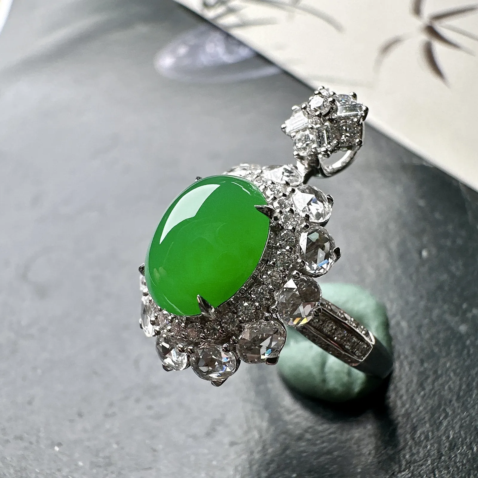 【冰种满绿蛋面吊坠、戒指两用款】质地细腻，种水上乘，通透闪亮，晶莹剔透。18K金钻精美镶嵌，裸石尺寸9.7*8*5毫米