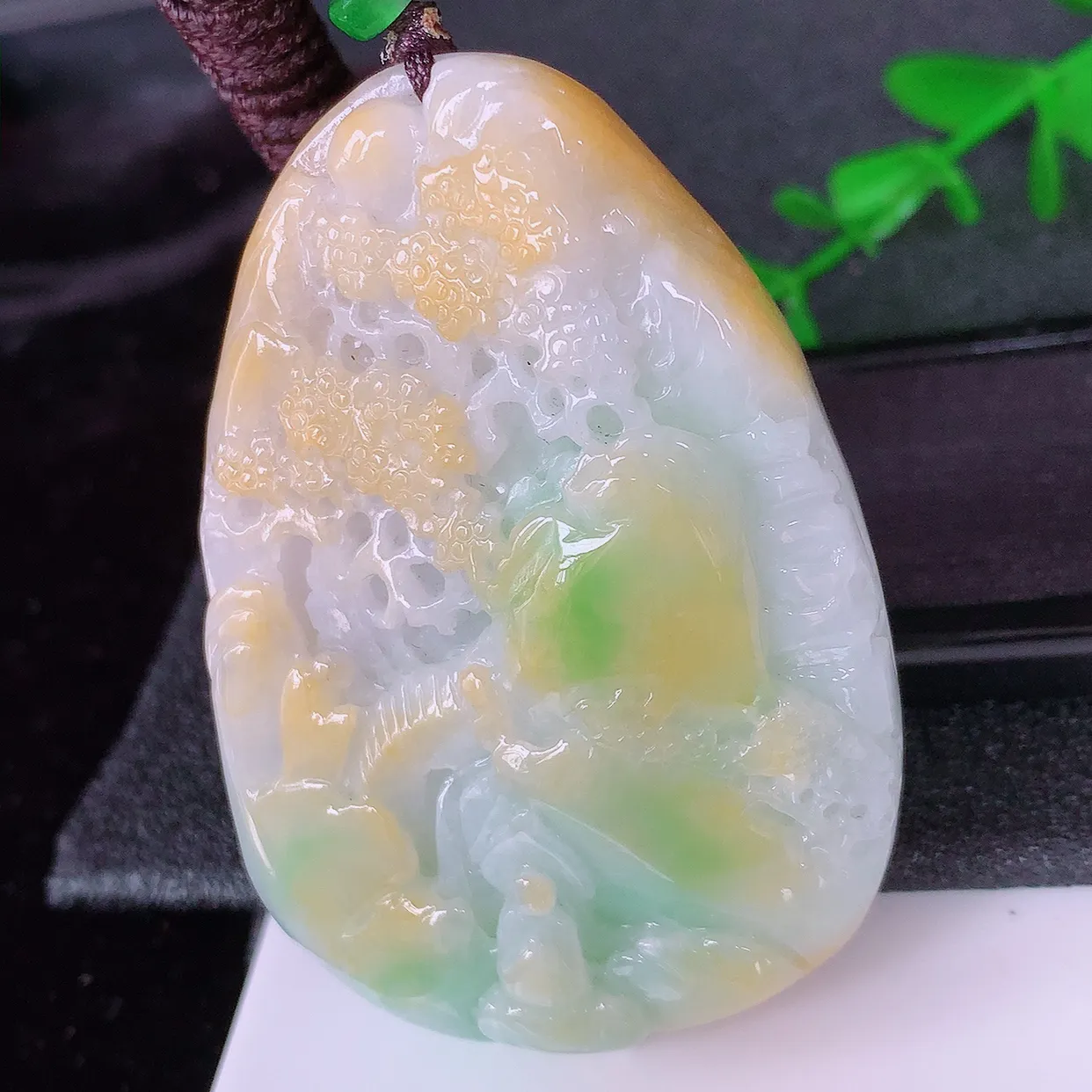 自然光实拍，特色黄加绿翡翠山水牌、悟道吊坠，三彩翡翠山水，立体生动形象，山水素材布局合理，意境感佳，佩戴上身效果更高贵 #41.29