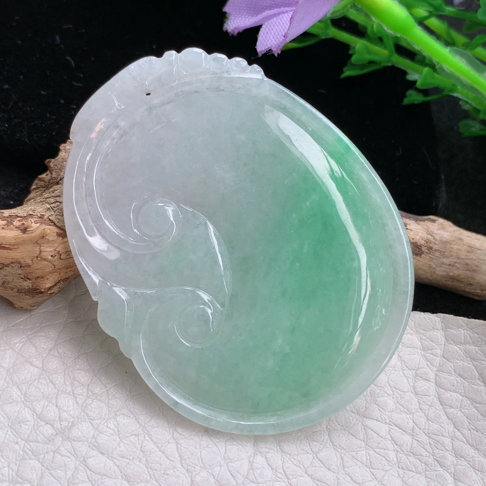 zen自然光52*40*5.8天然缅甸翡翠饱满飘绿清新玉如意玉吊坠 毛衣坠