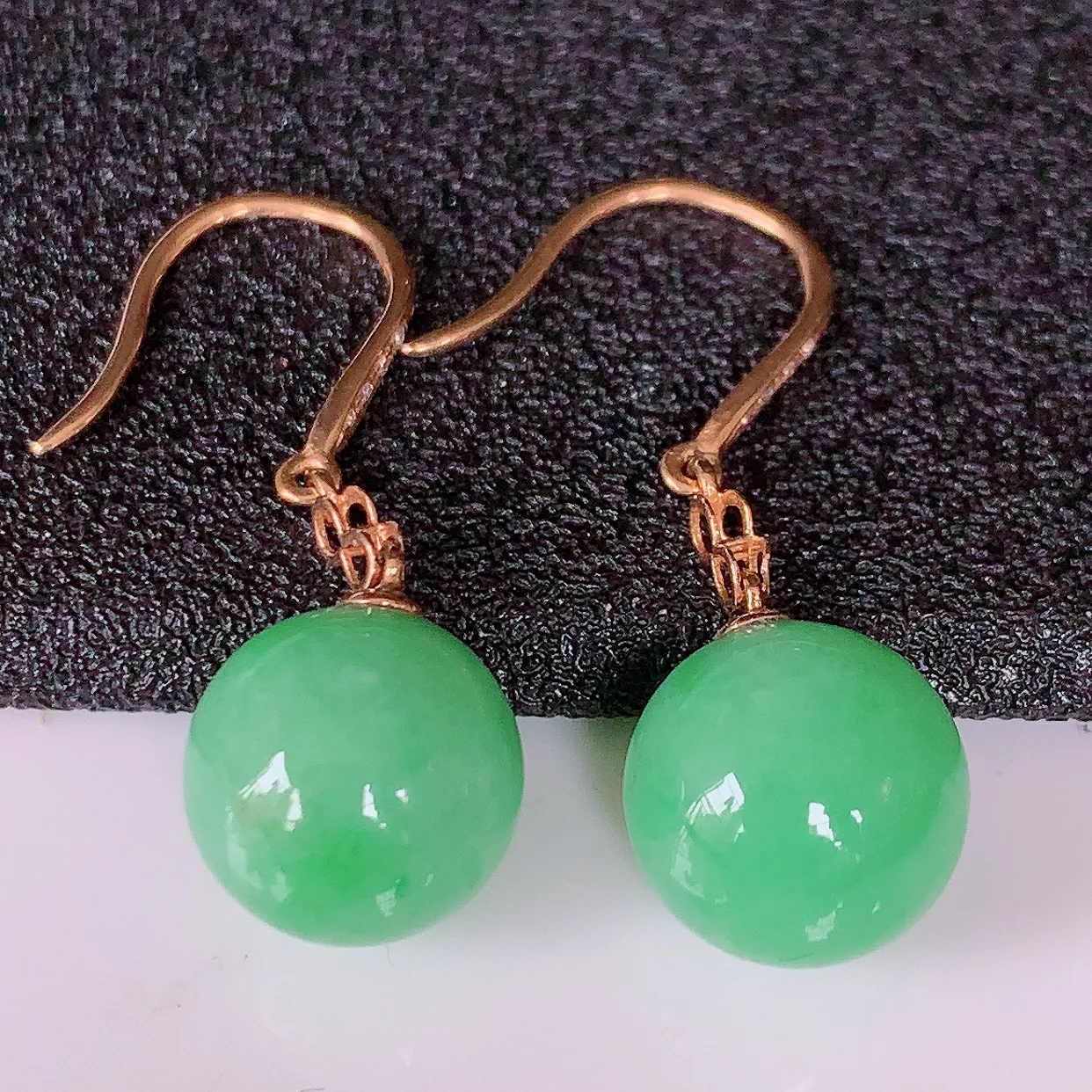 自然光实拍 18k金镶嵌满绿翡翠圆珠耳坠，沁人心脾，豪华镶嵌而成，耳坠佩戴效果大气出众，尽显气质。种水好，胶感足，颜相当漂亮，高性价比，值得入手品鉴！#83.29耳坠整体长28裸石10