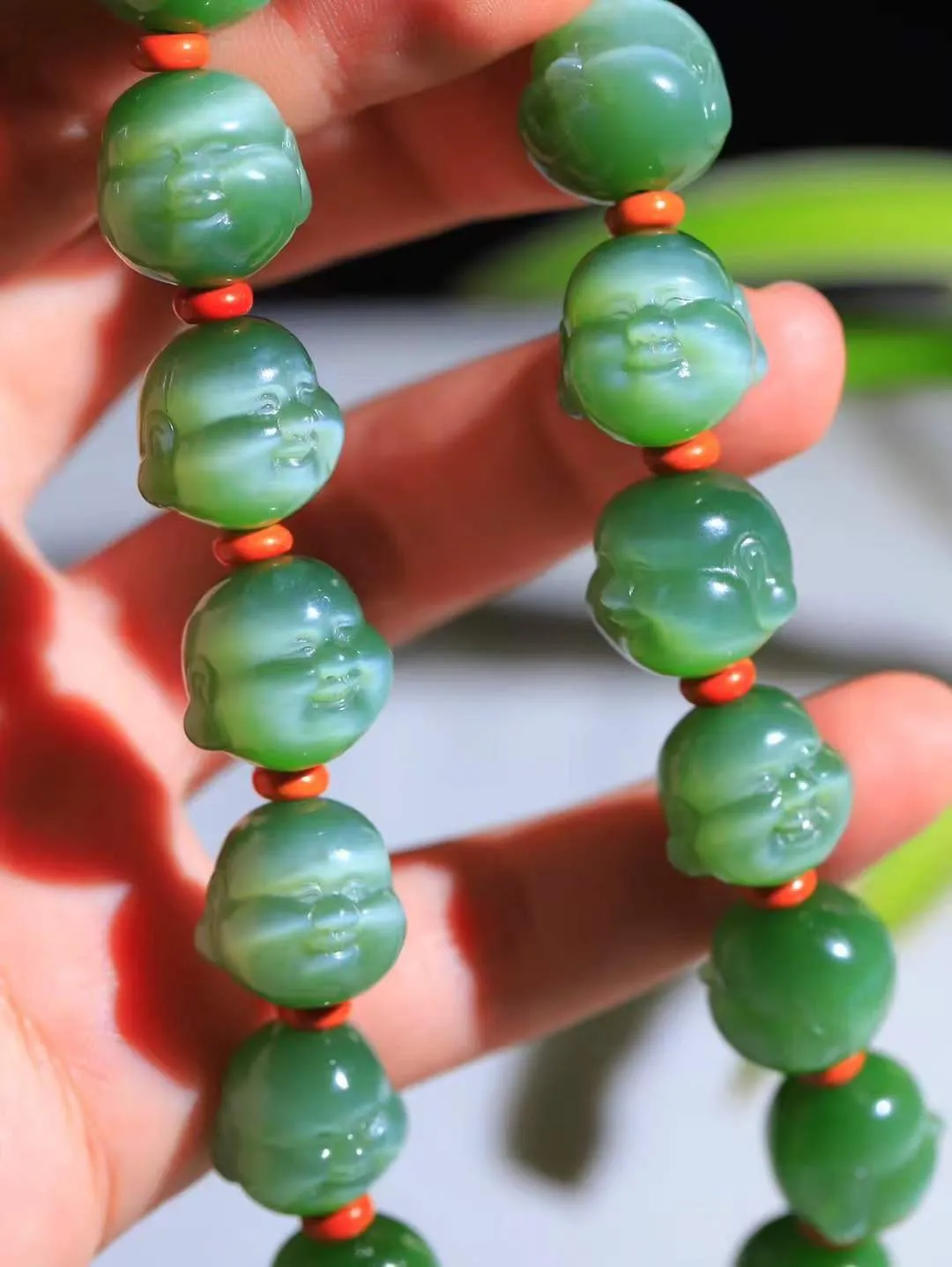 （弥勒笑佛.手持）

典藏级臻品️和田玉碧玉猫眼弥勒佛手持、脂粉浓郁，玉质细腻温润，油性十足，颗颗精雕笑佛，笑容可掬，让人如沐春风，笑语吟吟，寓意待人宽厚，遇事大度，能屈能伸，️福佛相伴，福运连绵。给佩戴者带来平安 。尺寸取一15.8-16.7-16.4mm重121.5克FDA-88120289A