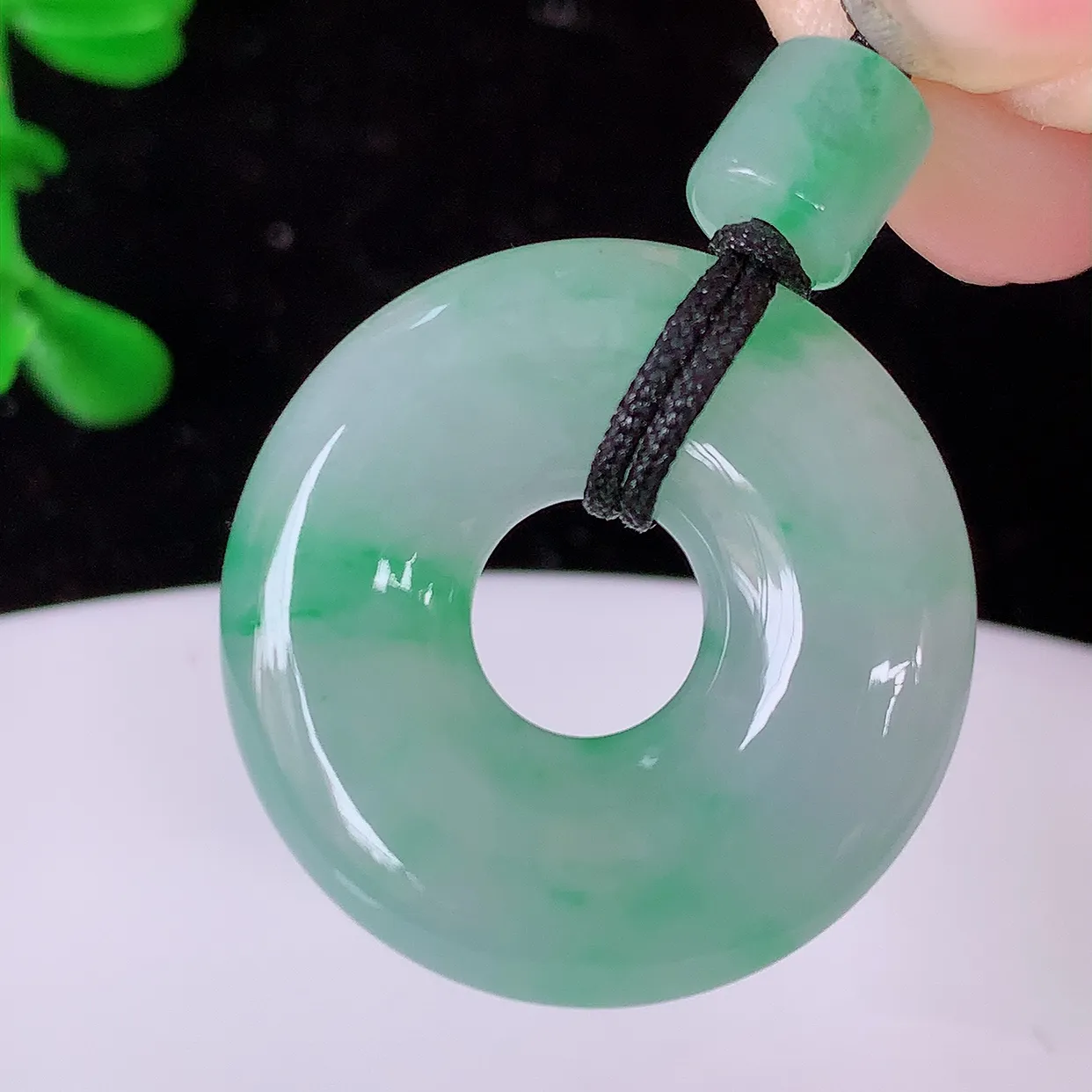 自然光实拍，冰种飘绿翡翠平安扣吊坠，玉扣，平安是福；很美的料子，平安扣佩戴优雅迷人！#12.29