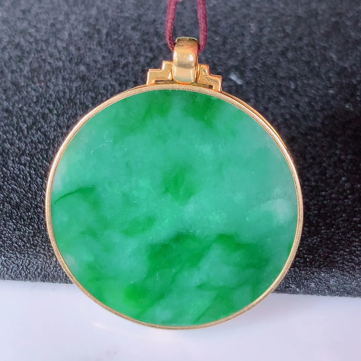 自然光实拍，18K金镶嵌水润飘绿翡翠平安无事牌吊坠，平平安安，无事牌翠色灵动，佩戴平安时尚！#83.29整体35.5-29.5-4.2裸石28.5*28.5