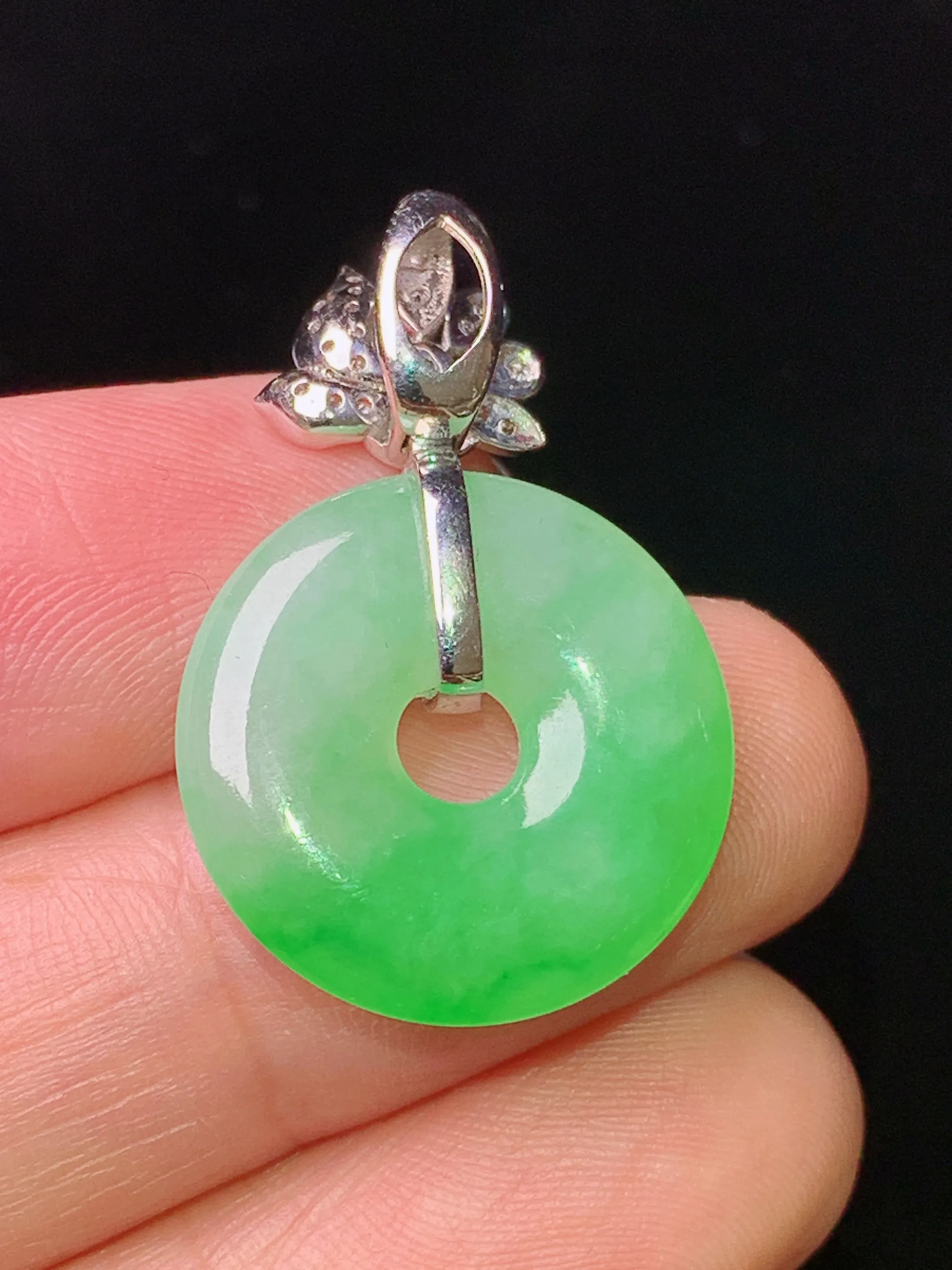 18k金钻镶嵌翠绿平安环吊坠 玉质细腻 色泽清新艳丽  整体尺寸28.6*18.5*3.6