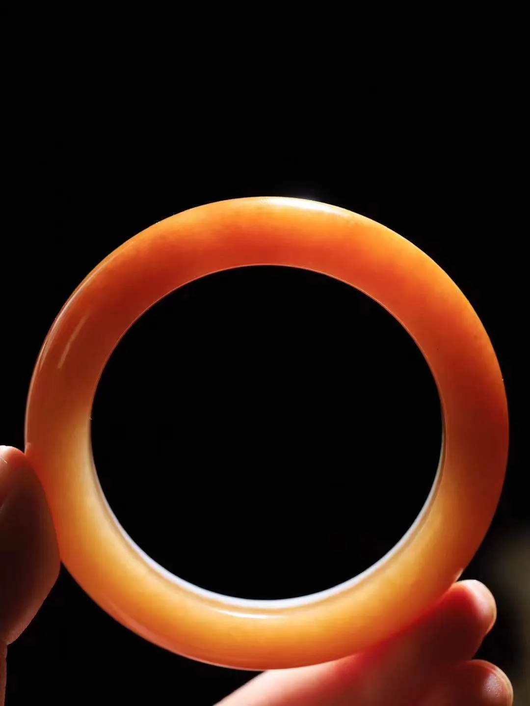 【情有独钟.手镯】

精品和田玉糖白玉手镯 玉质温润细腻 油性十足 手感舒适，高华雅逸，线条流畅，简约大气，美自天成，素雅高贵。佩戴于腕间，婉约之美，举手投足间透出那低调奢华。重64.7克 内径55mm 尺寸12.9-10.2mm   FDA-791142551