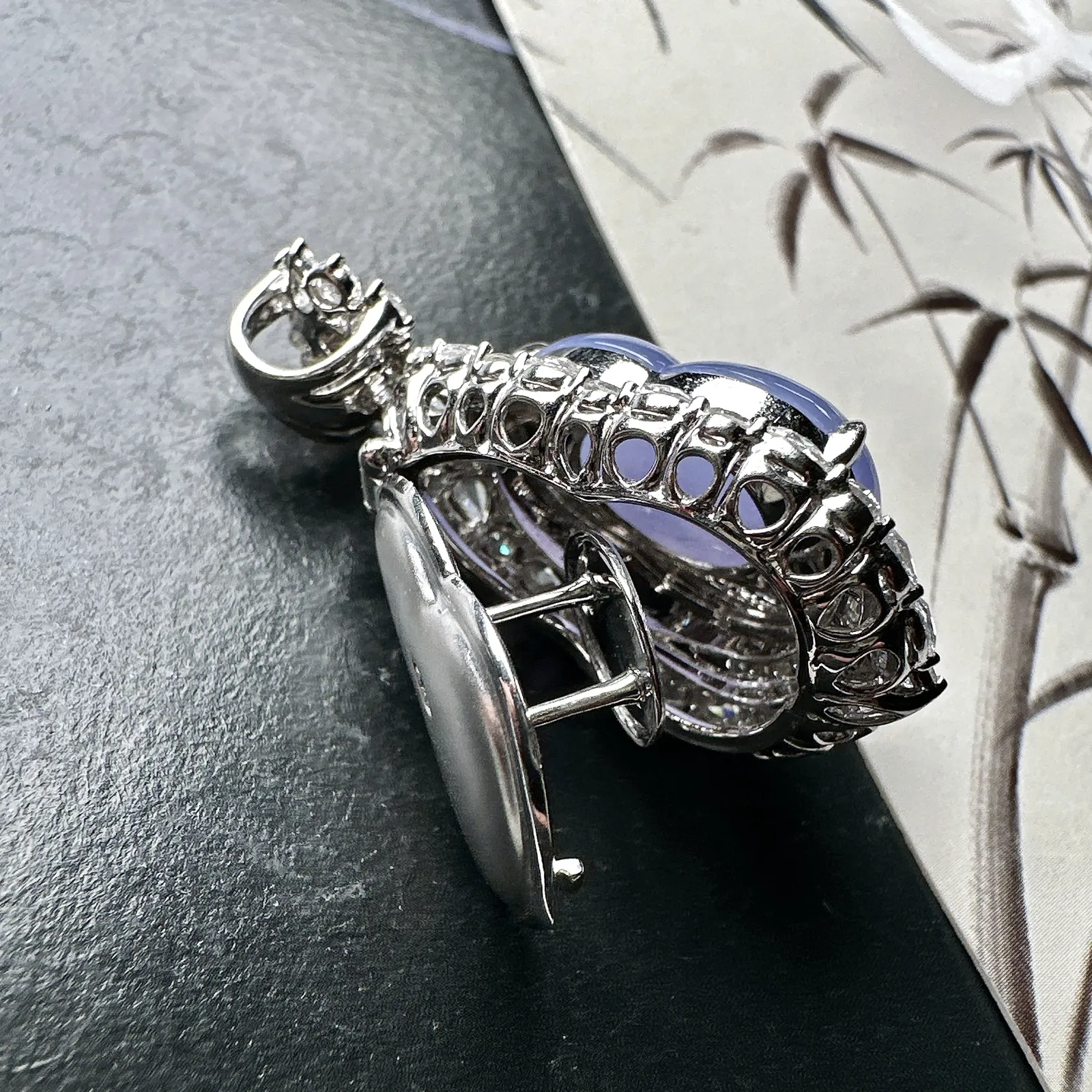 【冰种紫葫芦吊坠】质地细腻，冰透纯净，唯美漂亮，珍藏品质，18K金钻镶嵌，裸石尺寸20.7*16*5.3毫米，佩戴很漂亮。