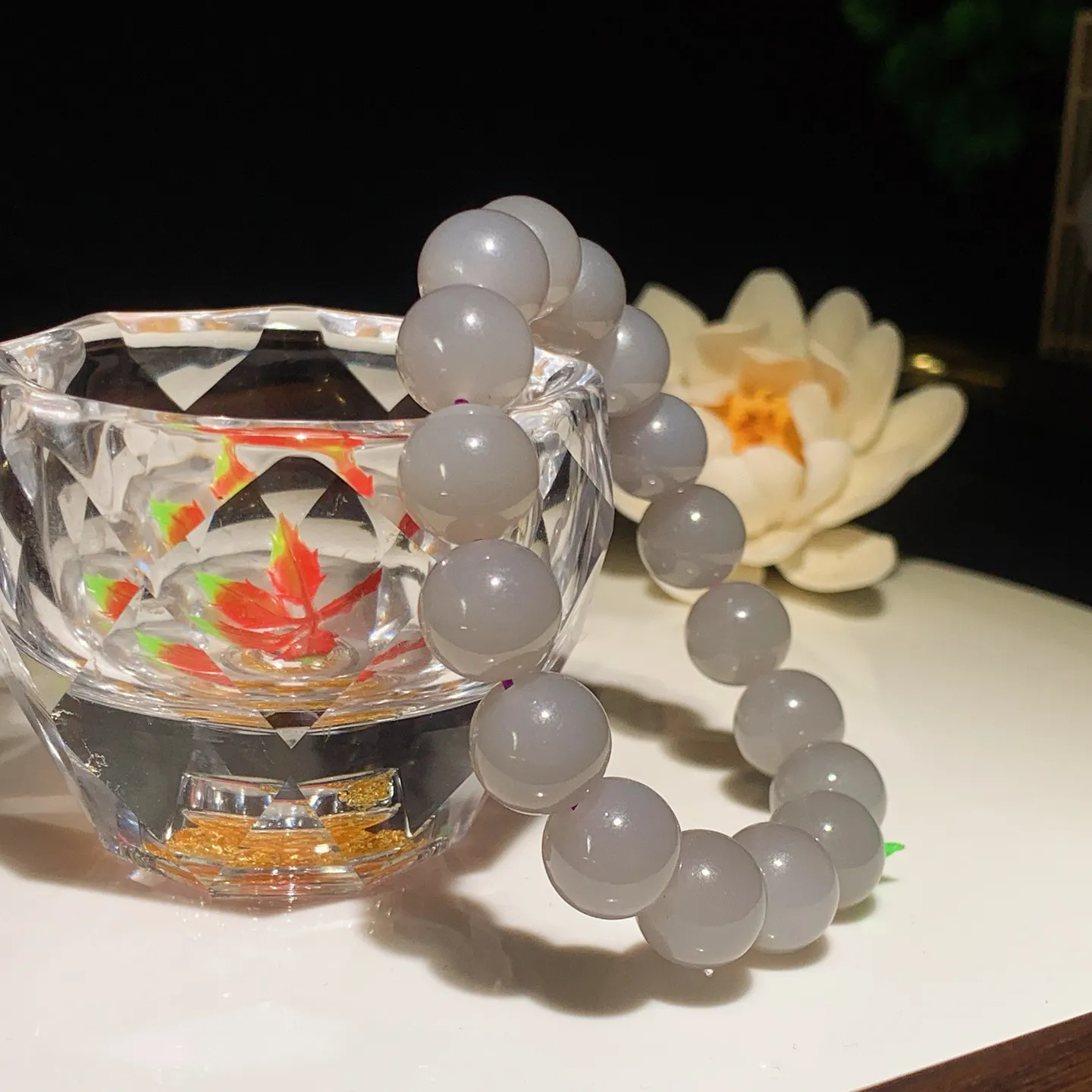 和田玉紫罗兰圆珠手串。单颗尺寸12！玉质细腻油润。手推出油。佩戴高端典雅。lt251201