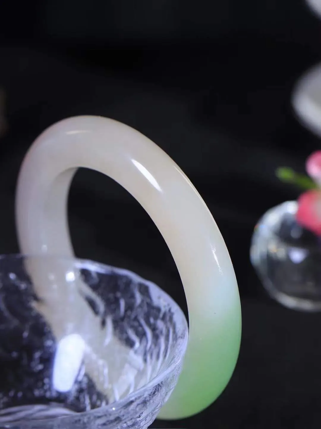 【婉约佳人.手镯】

典藏传家级臻品️和田玉三色手镯 玉质温润细腻 油性十足 手感舒适，高华雅逸，线条流畅，简约大气，美自天成，素雅高贵。佩戴于腕间，婉约之美，举手投足间透出那份低调奢华。重94克 内径60mm  尺寸13.2-12.4mm   FDA-44120233